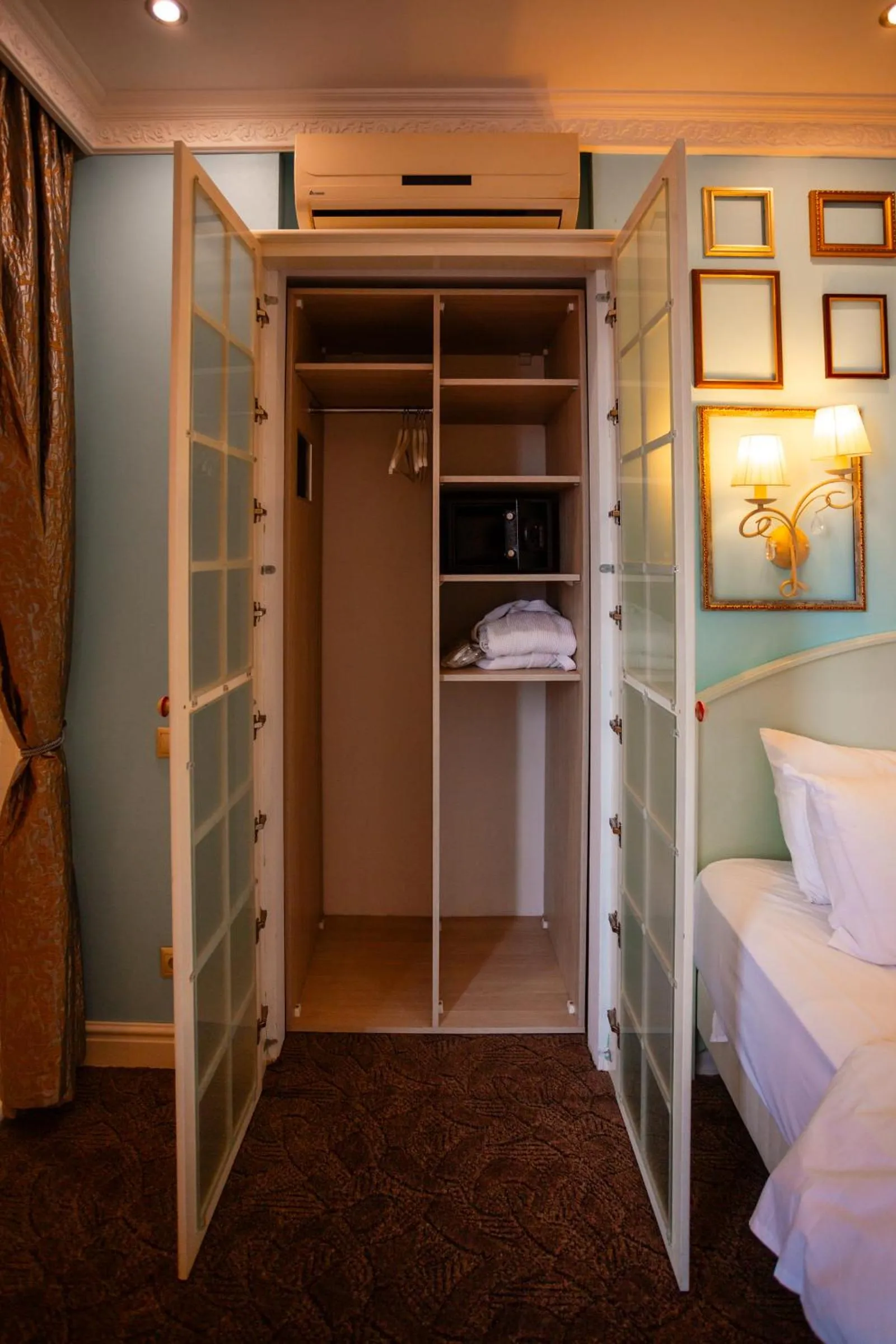 wardrobe, Bed in Piazza Boutique Hotel
