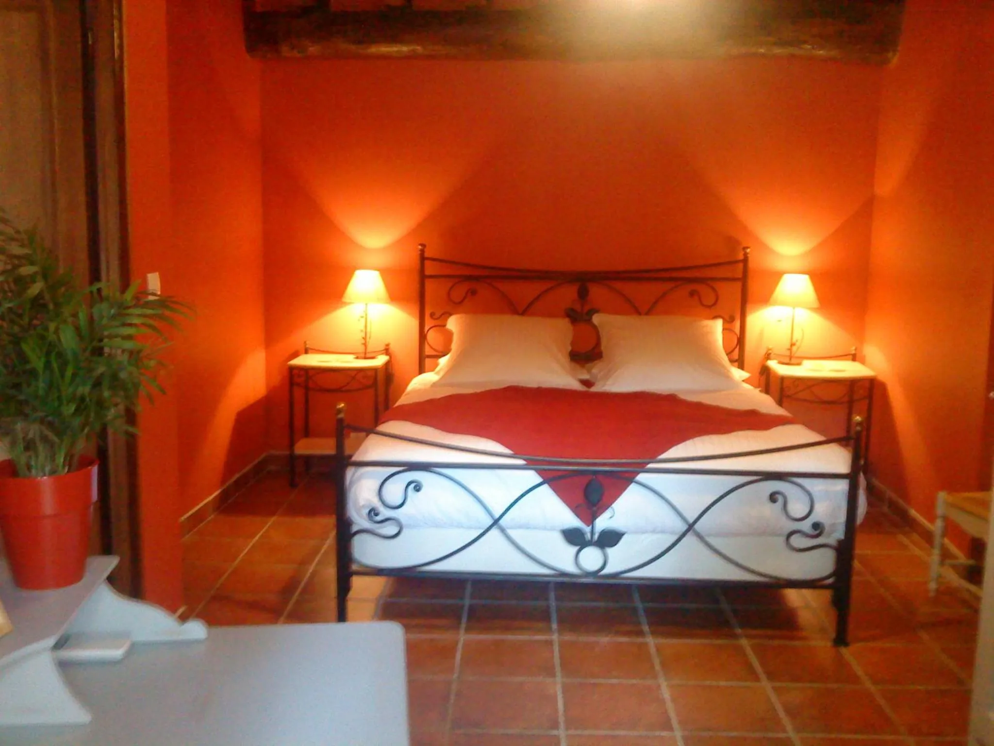 Bed in Le Vieux Moulin de Jouques