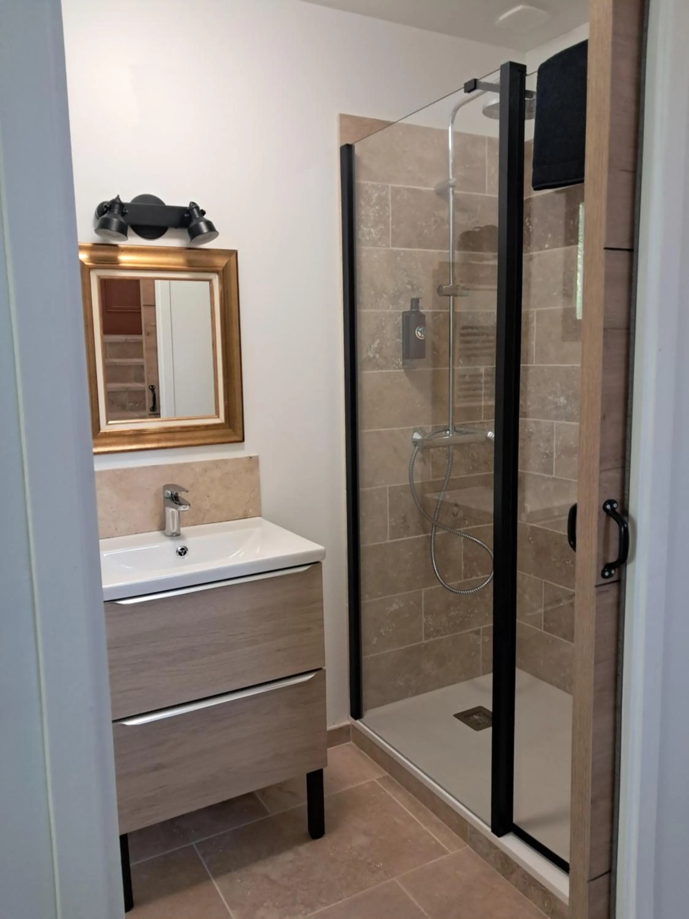 Shower in Le Vieux Moulin de Jouques