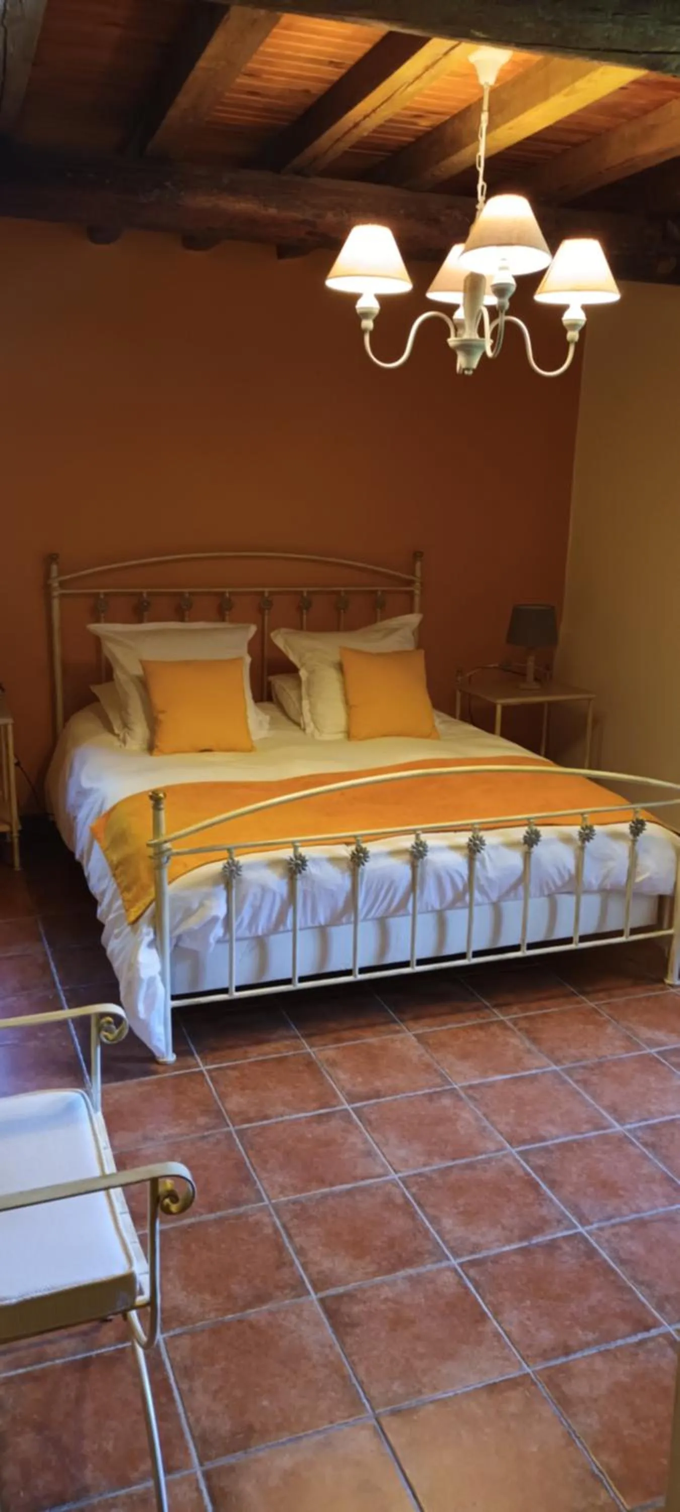 Bed in Le Vieux Moulin de Jouques