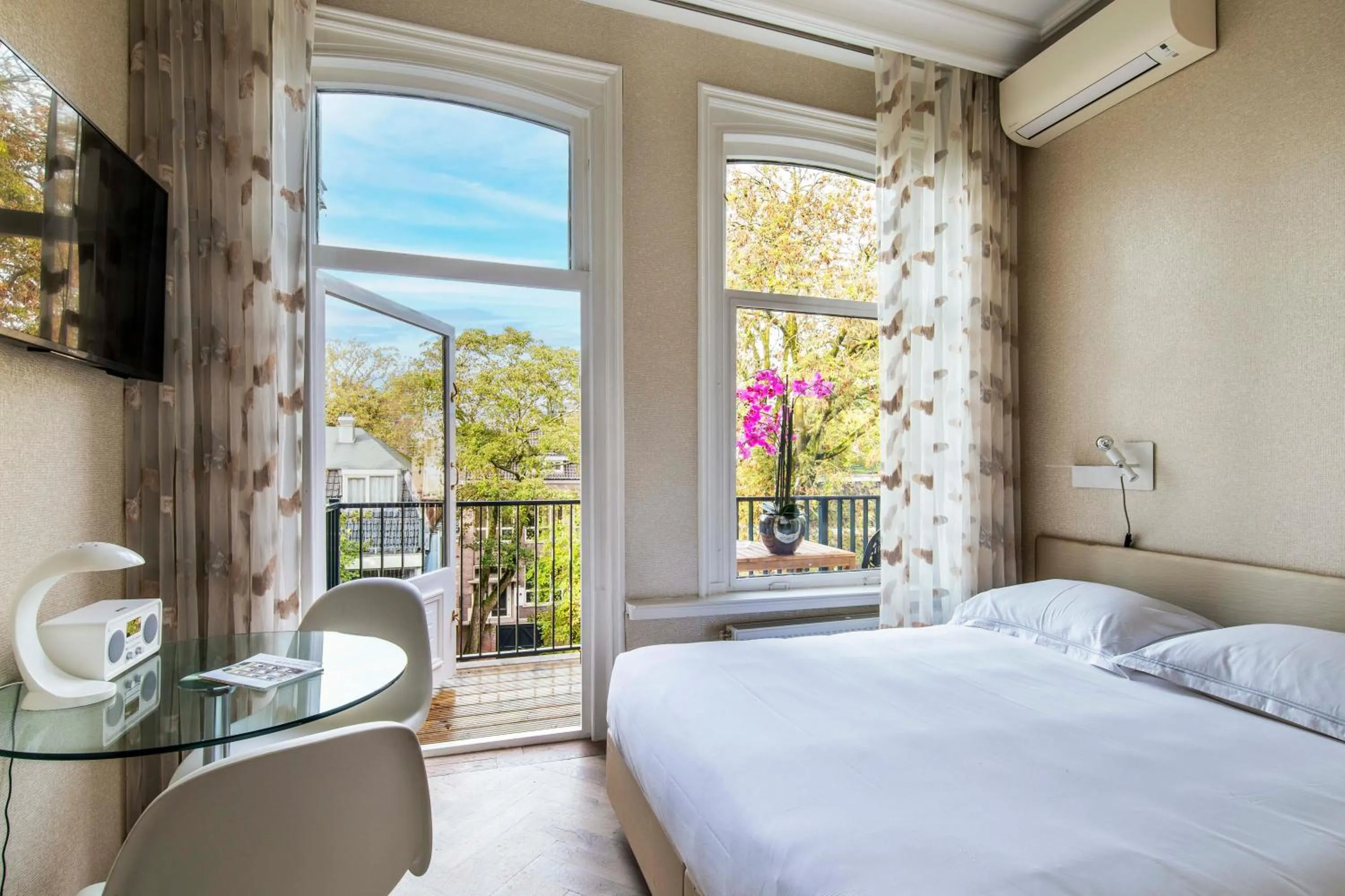 Balcony/Terrace, Bed in Amstel Corner Hotel