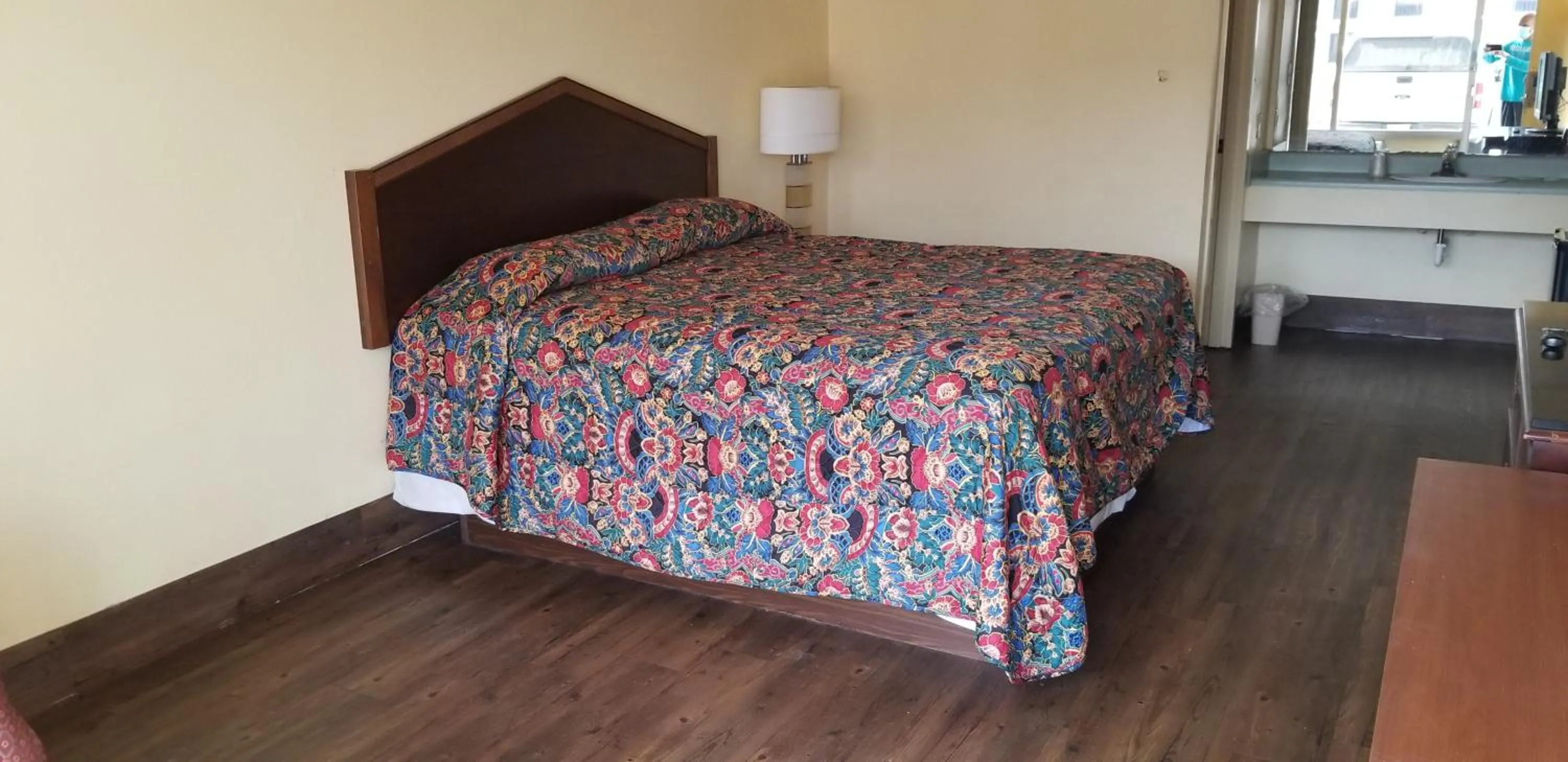 Bed in Family Inns of America - Mobile