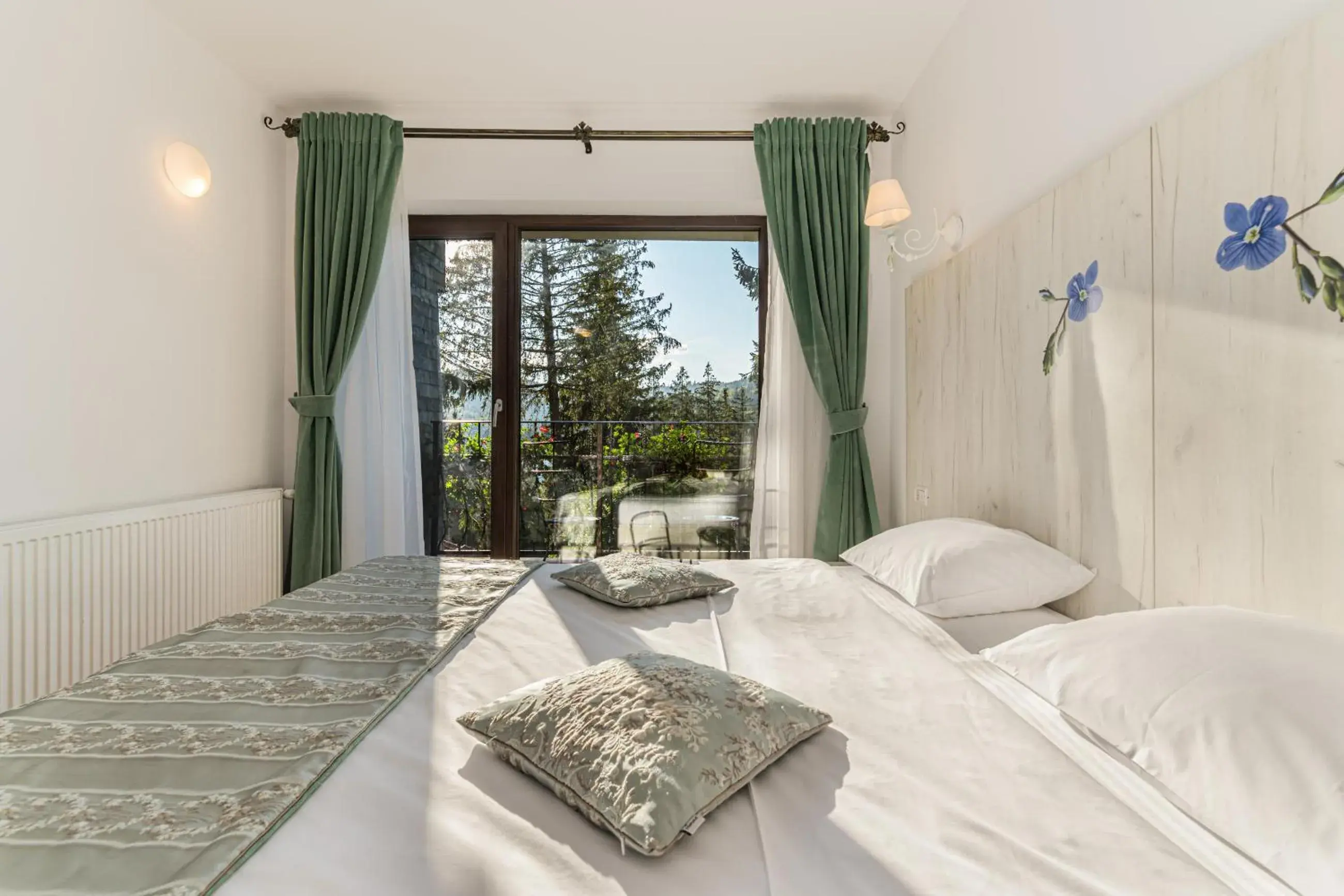 Double or Twin Room with Mountain View in Pensiunea Hilltop Double or Twin Room with Mountain View in Pensiunea Hilltop