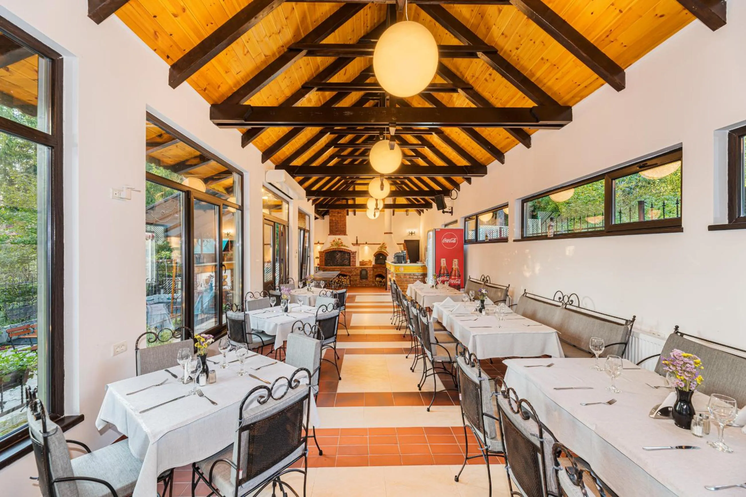 Restaurant/places to eat in Pensiunea Hilltop