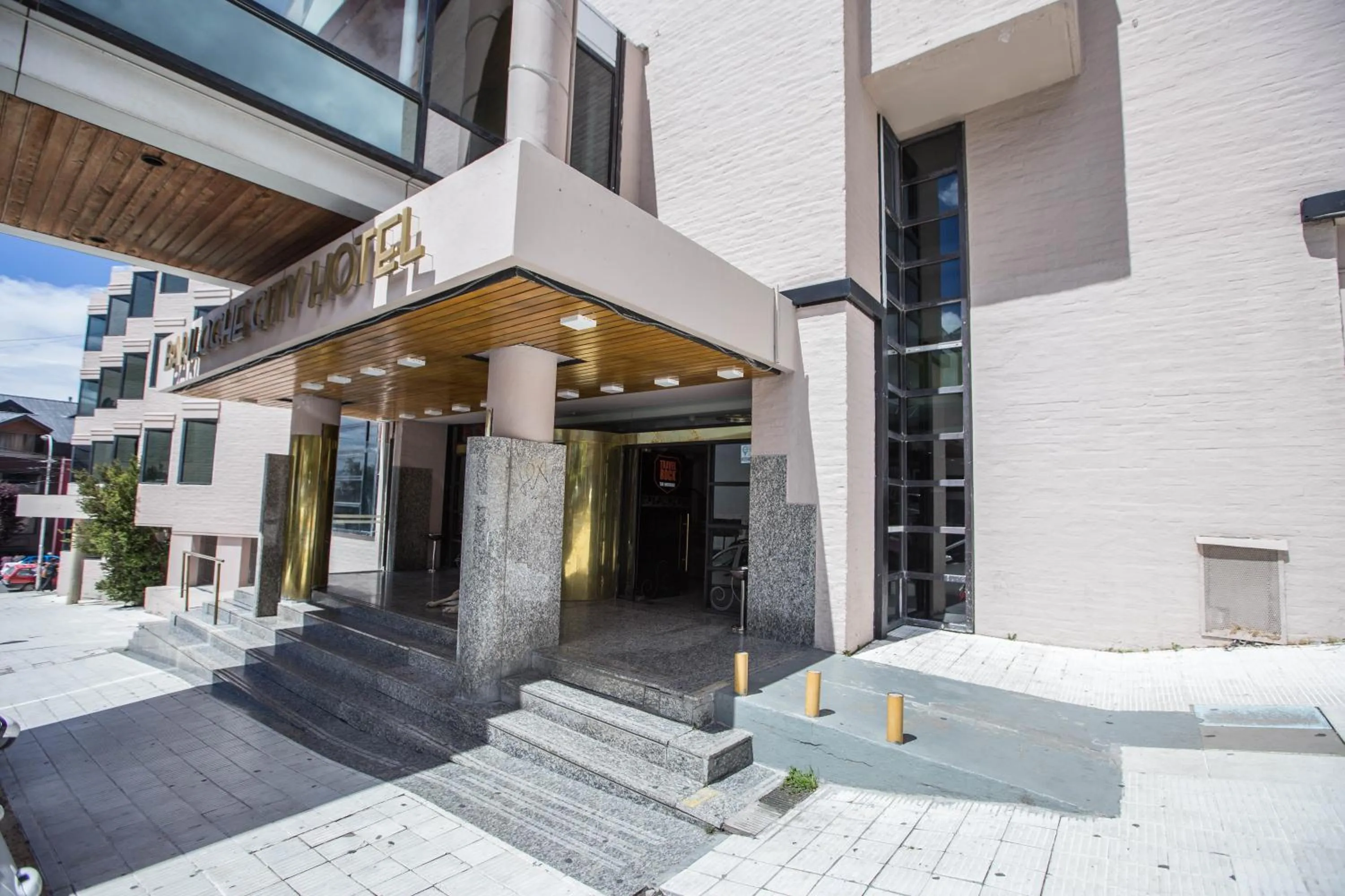 Facade/entrance in HOTEL BARILOCHE CITY