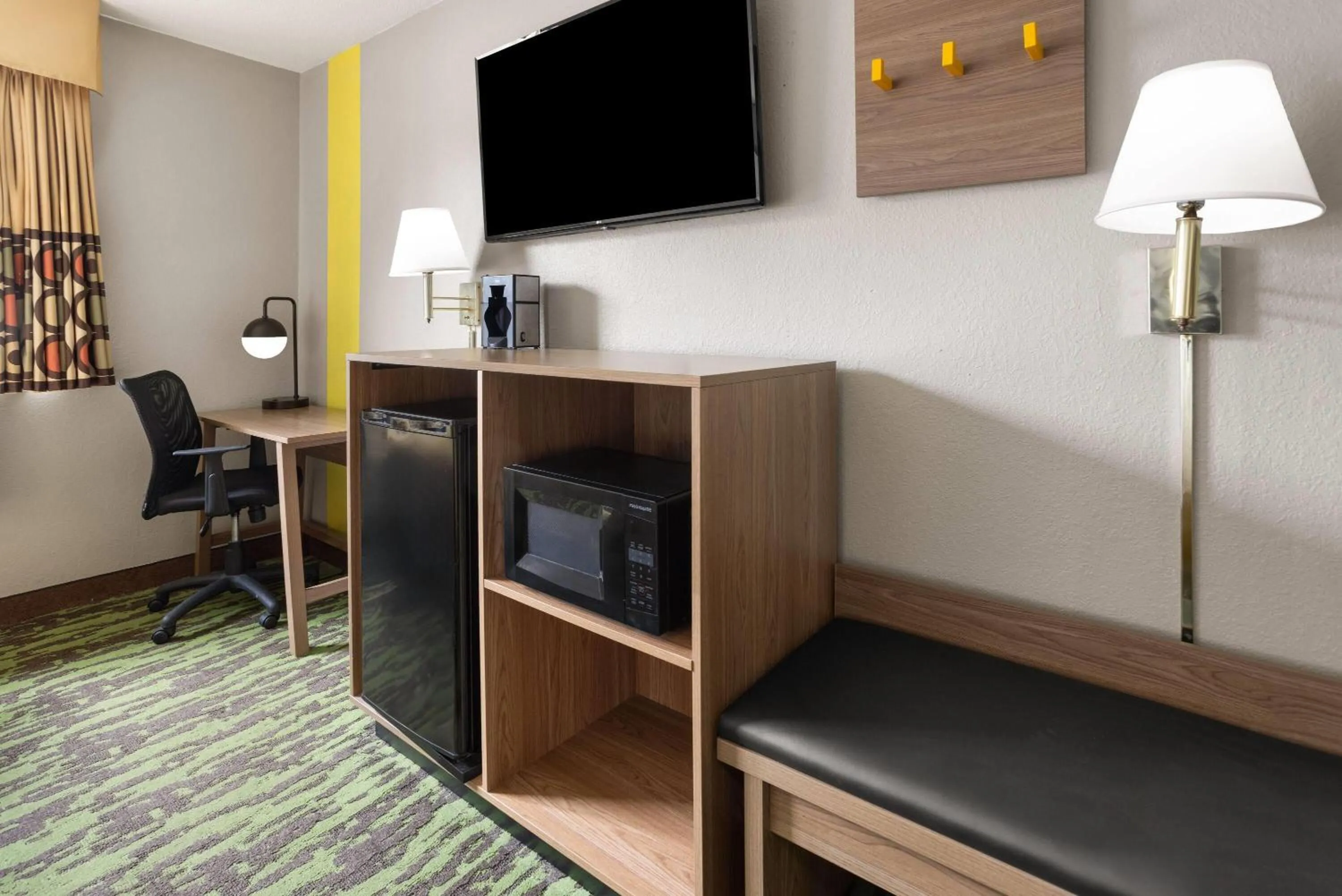 Photo of the whole room in Super 8 by Wyndham New Stanton