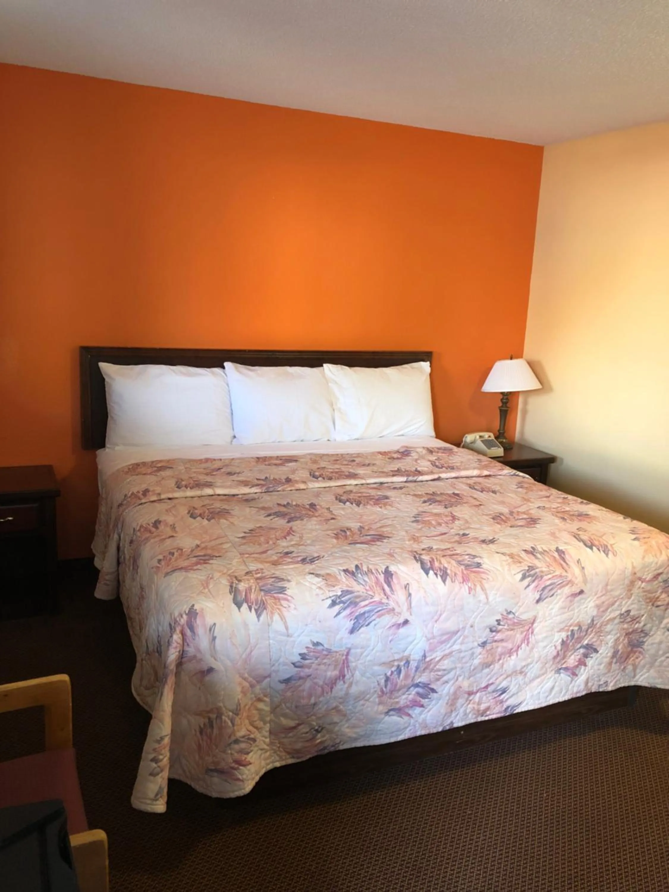 Bed in Dogwood Park Inn