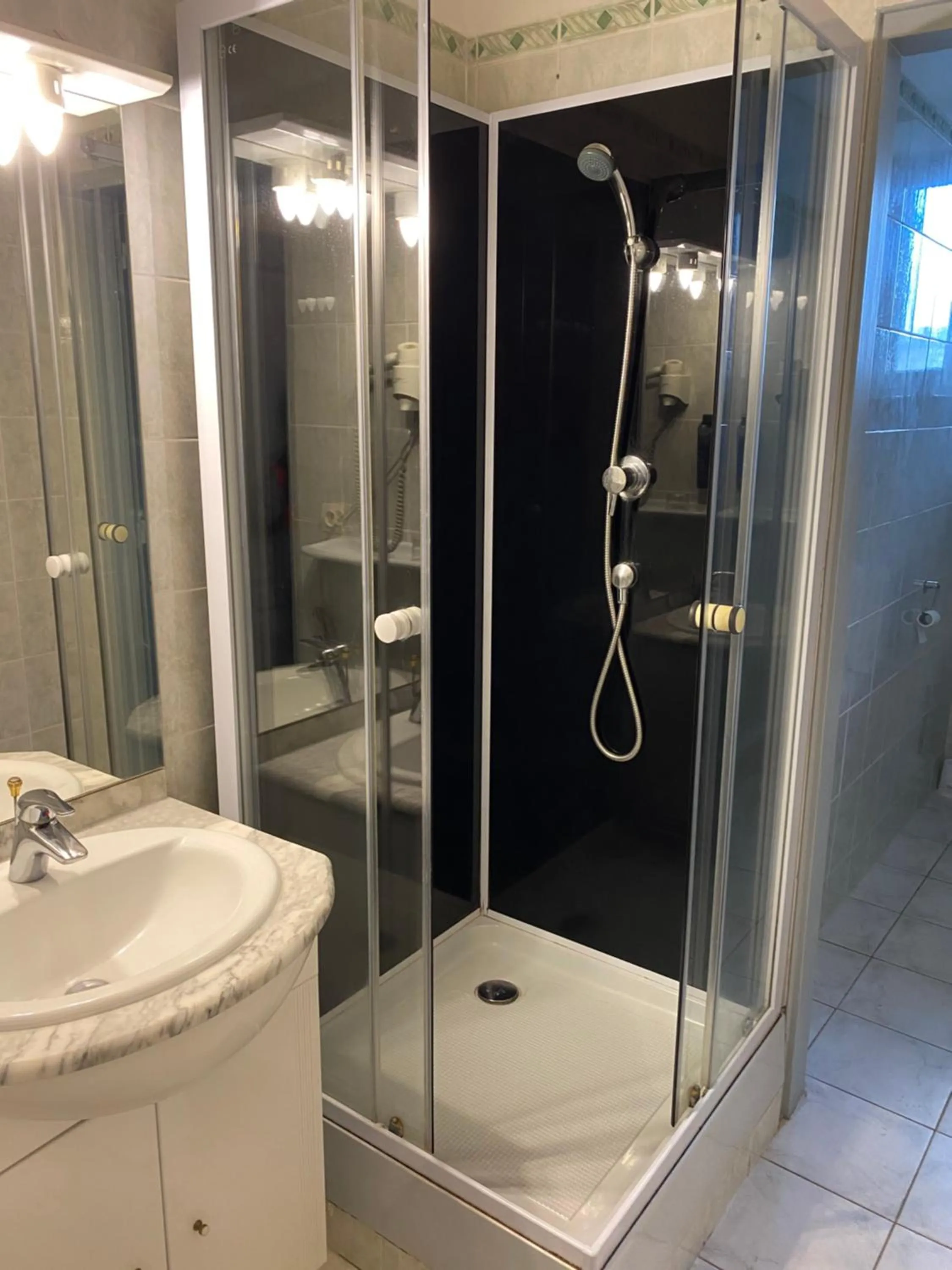Shower in Hotel de Normandie