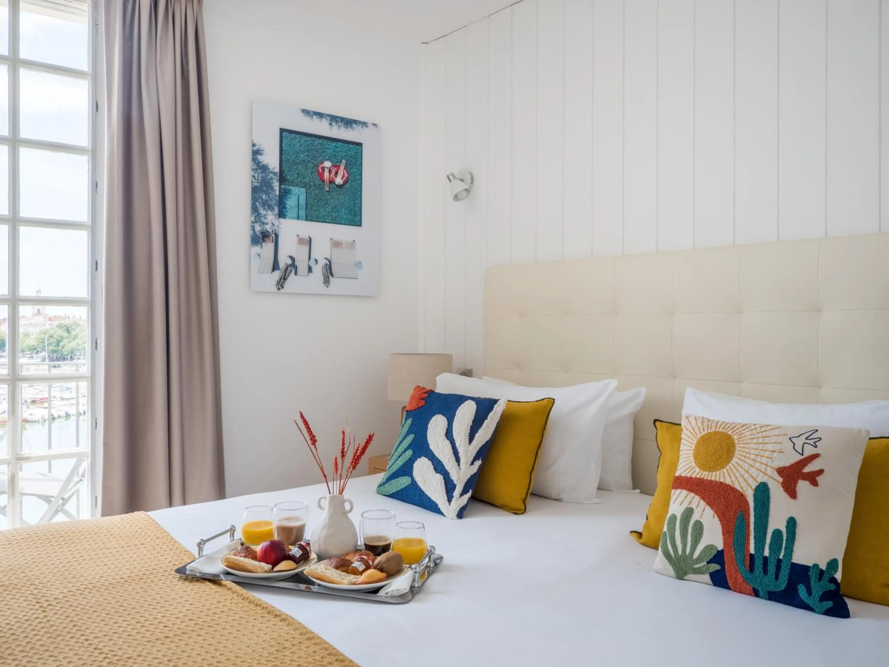 Bedroom, Bed in Tour de Nesle La Rochelle Vieux Port 3 etoiles