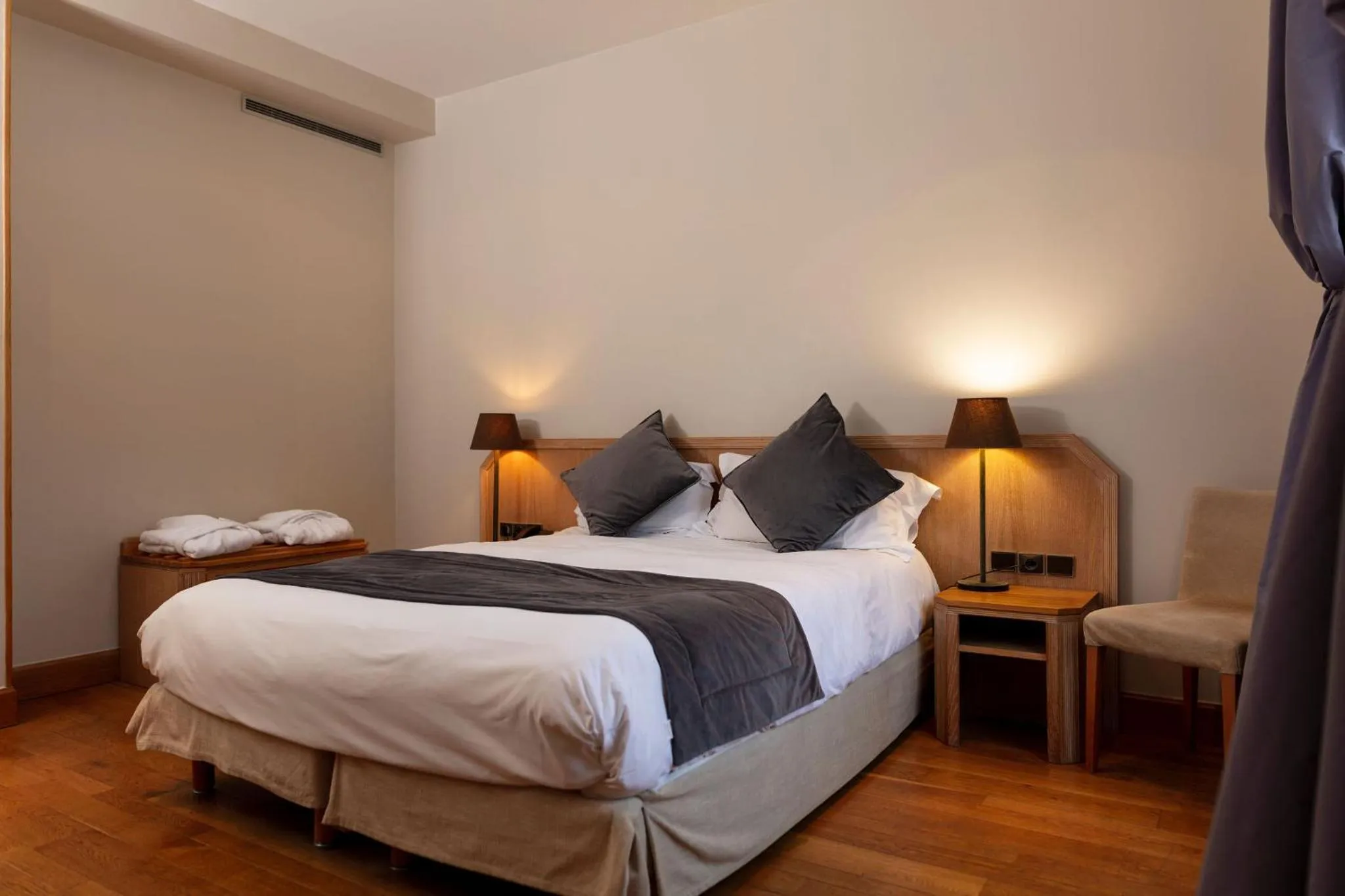 Bedroom, Bed in Grand Hôtel & Spa Uriage