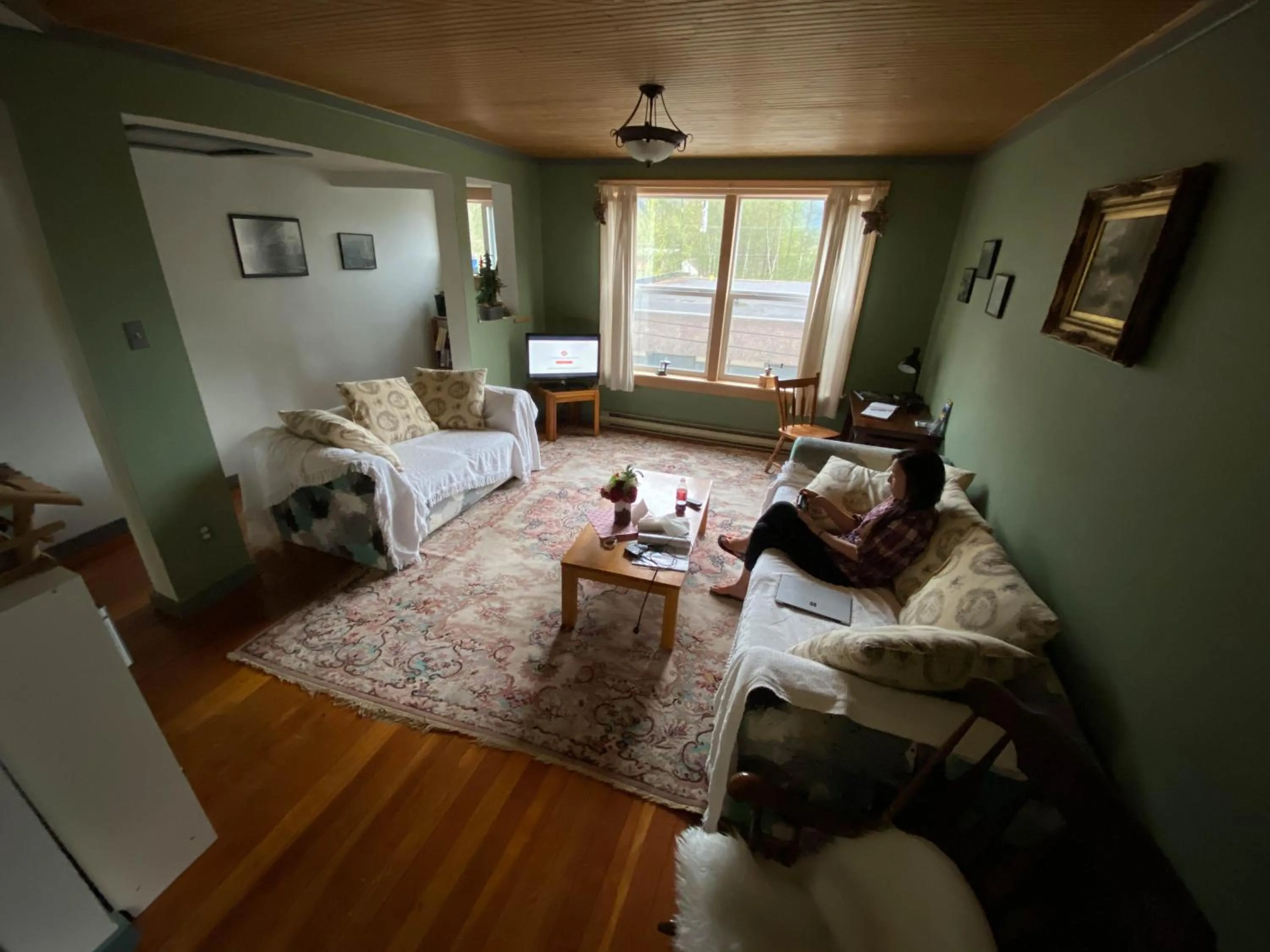 Communal lounge/ TV room in Historic Hotel Bayview