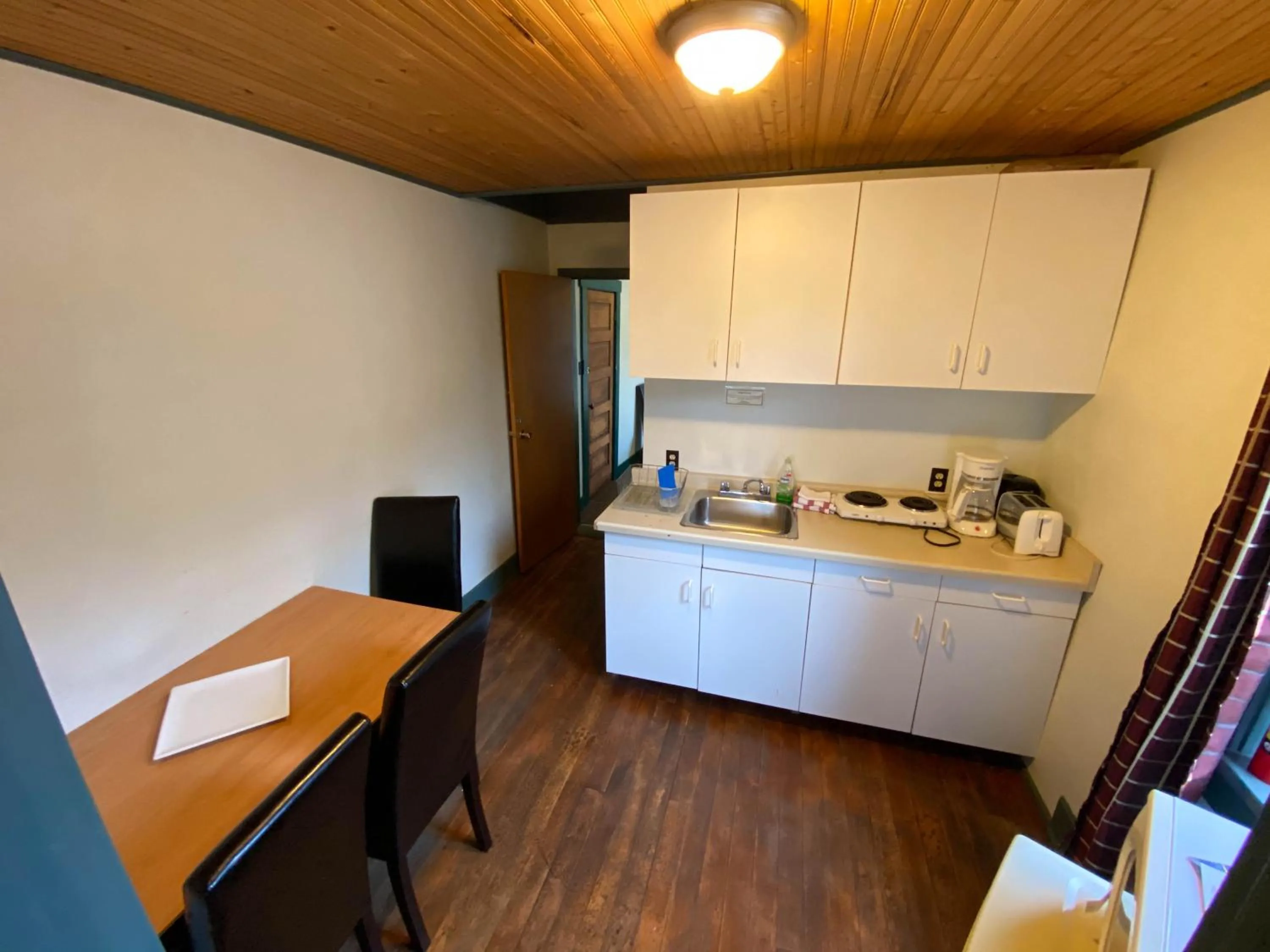 Kitchen or kitchenette in Historic Hotel Bayview