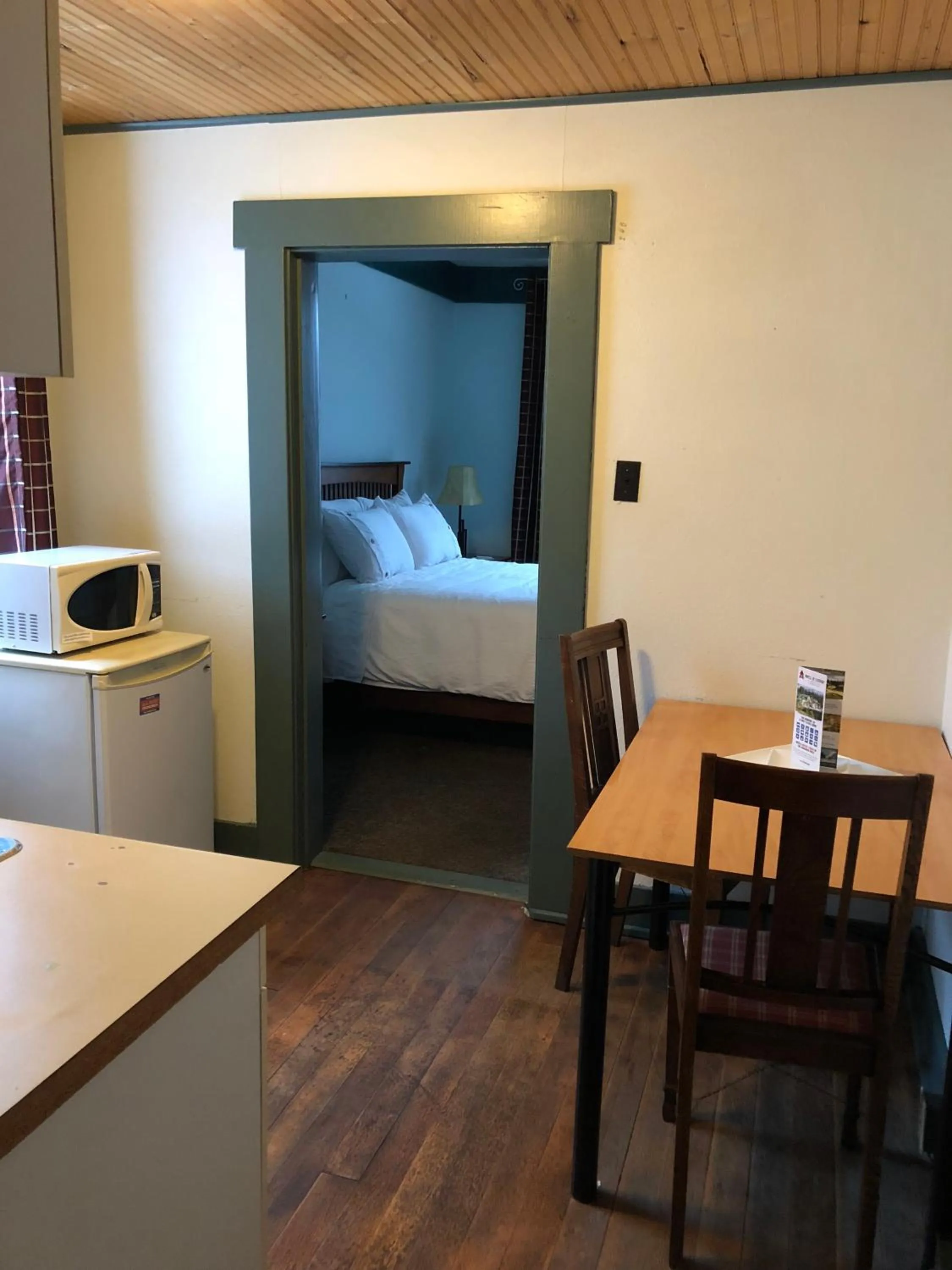 Dining area, Bed in Historic Hotel Bayview