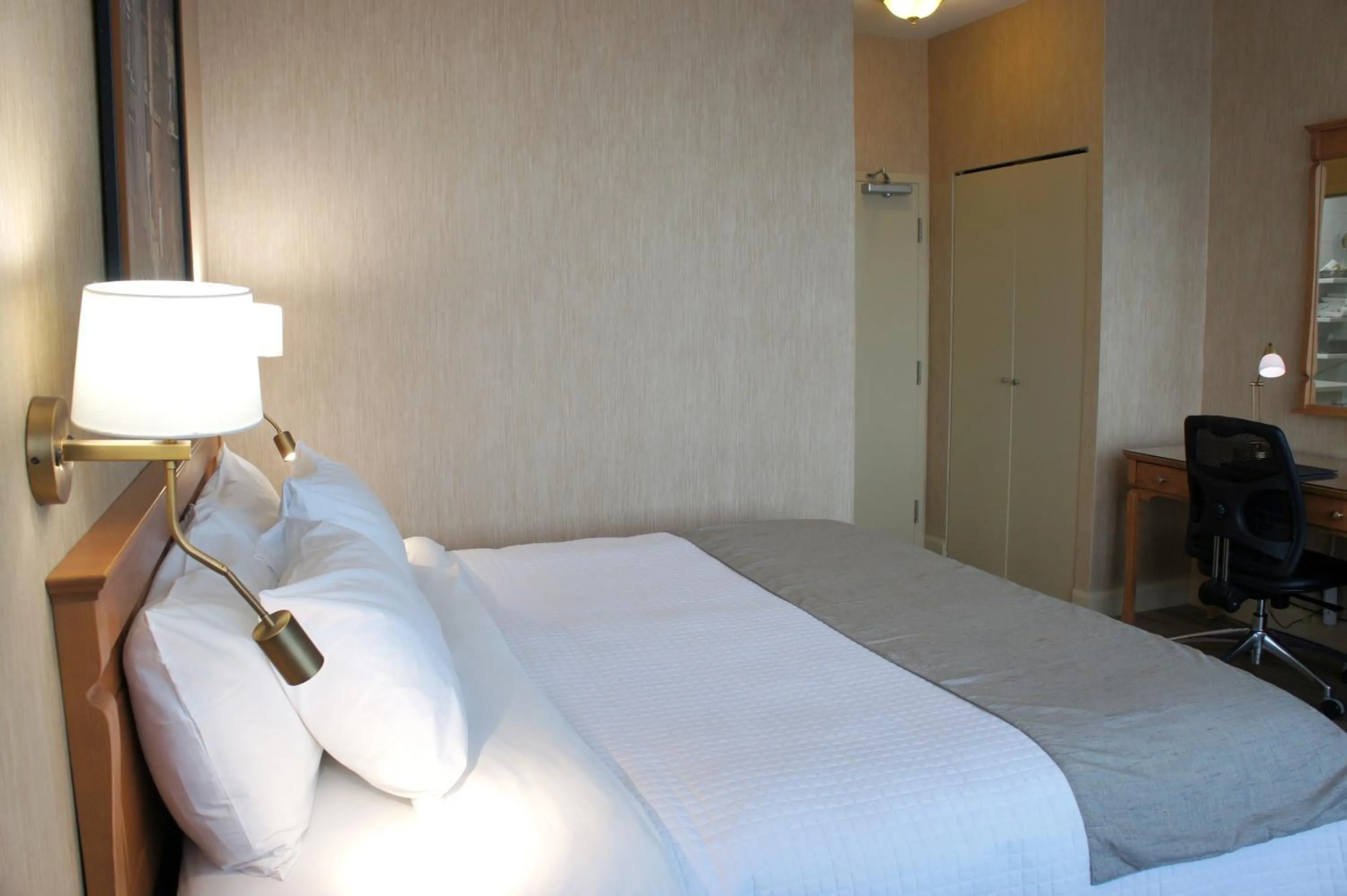 View (from property/room), Bed in Hôtel Castel