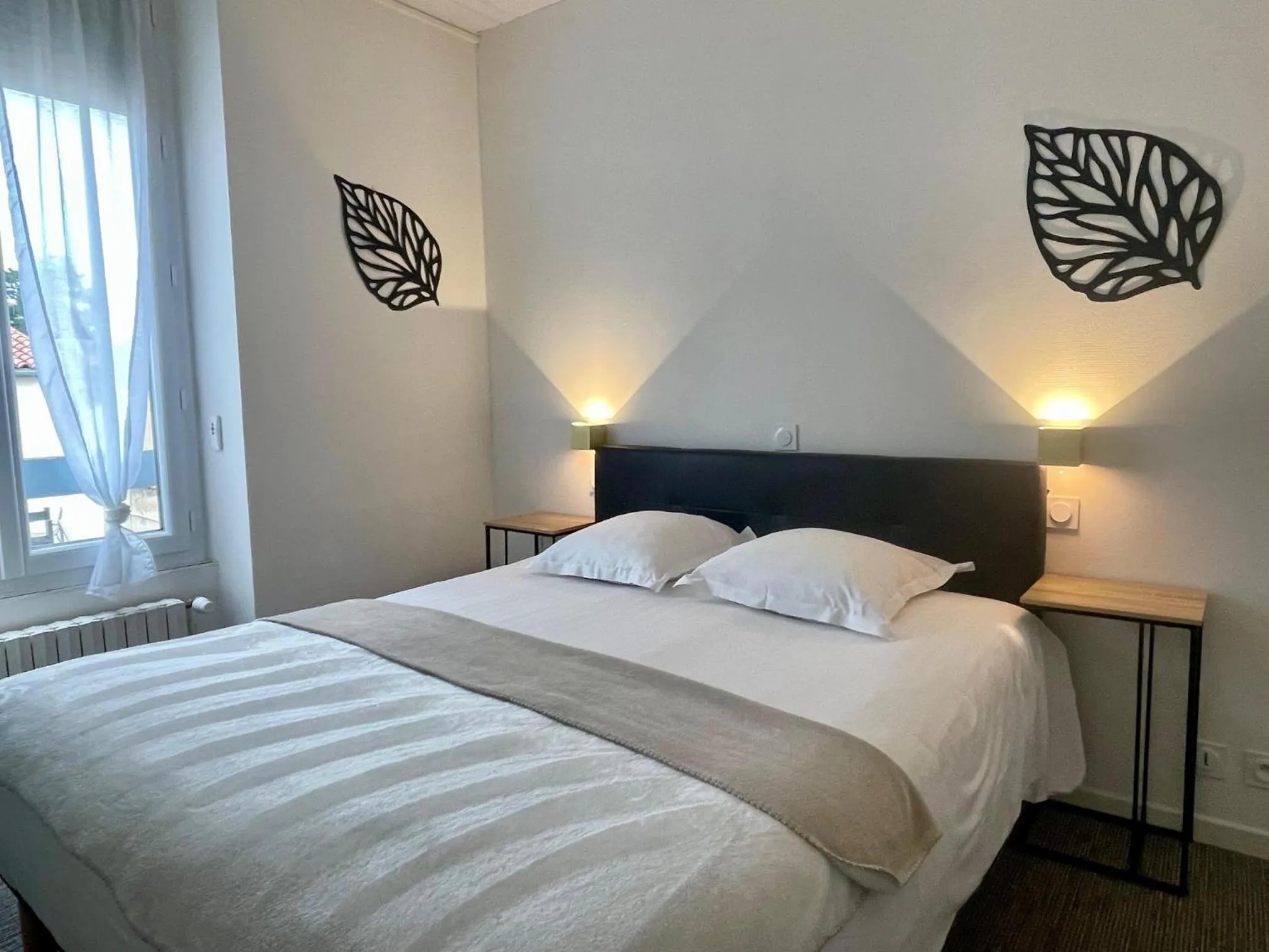 Photo of the whole room, Bed in Hotel de Paris