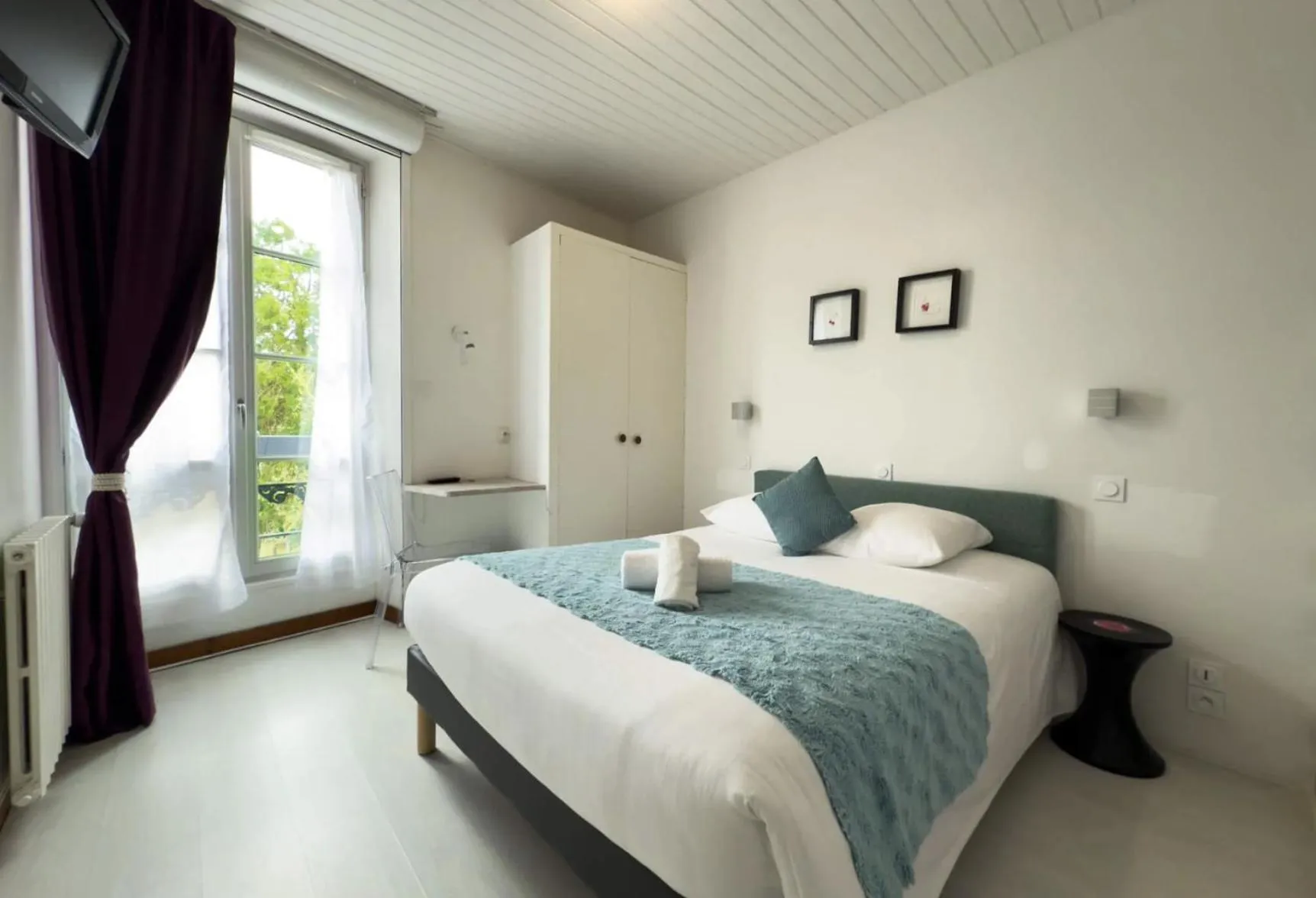 Photo of the whole room, Bed in Hotel de Paris