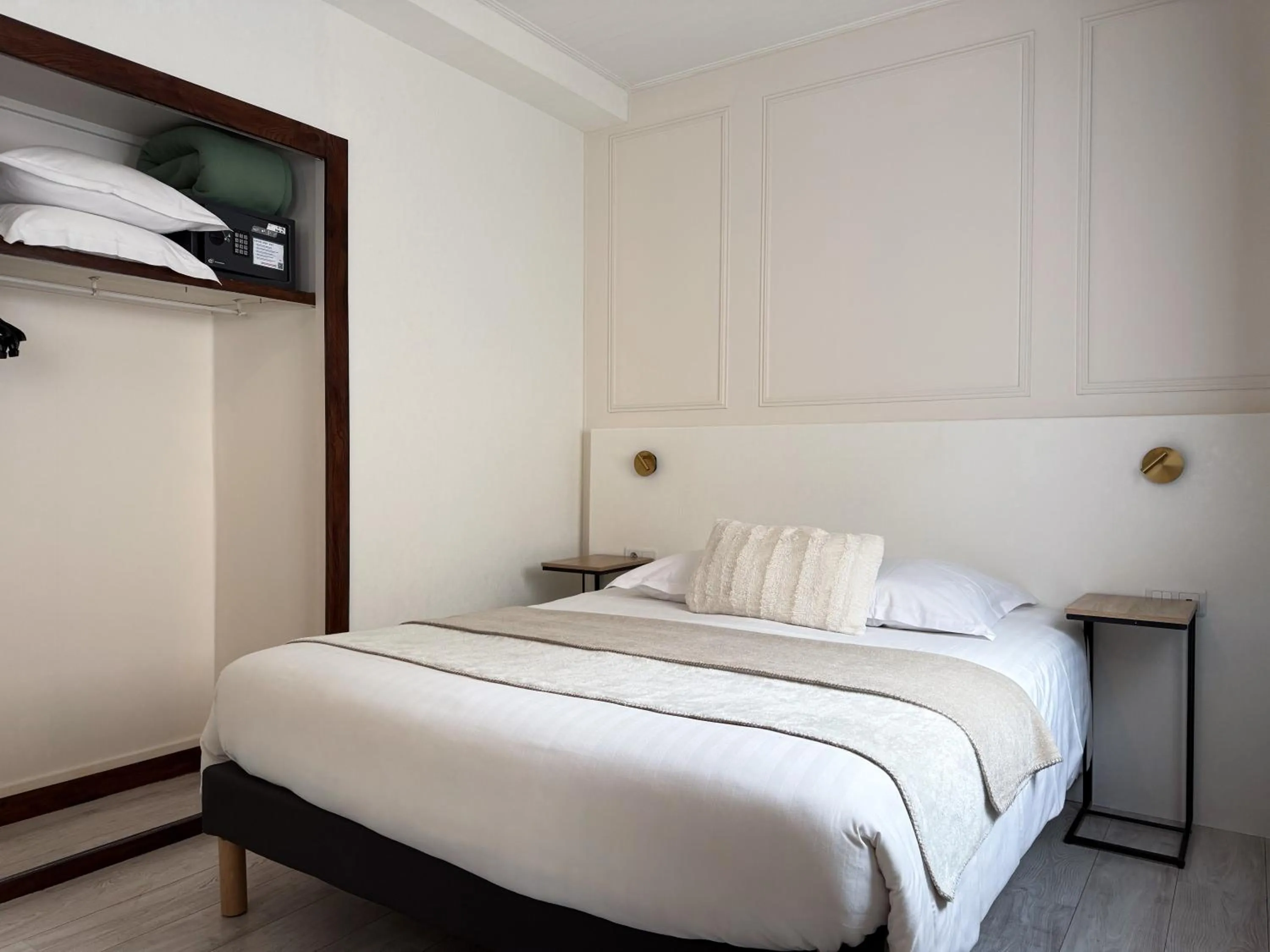 Photo of the whole room, Bed in Hotel de Paris