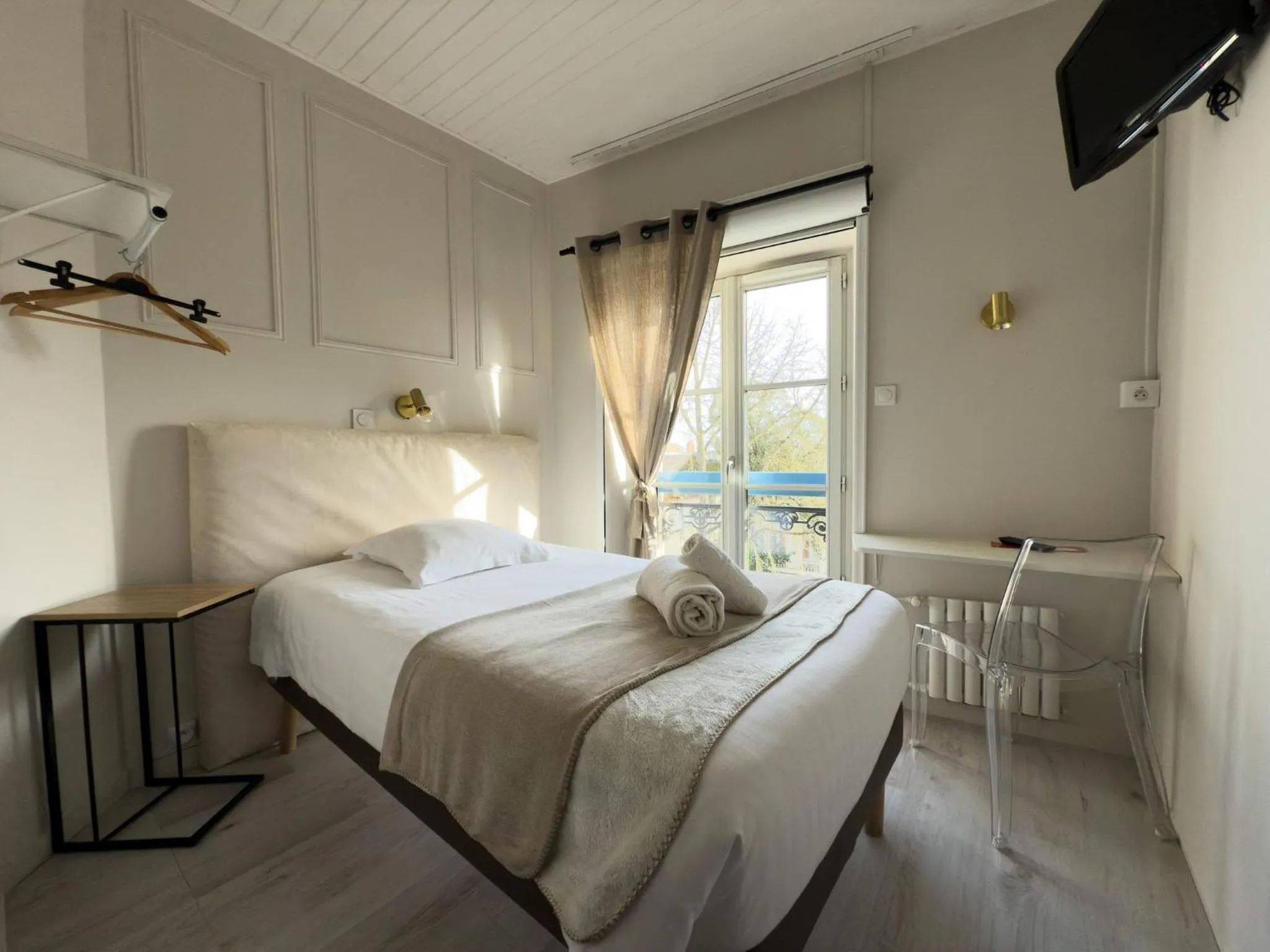 Photo of the whole room, Bed in Hotel de Paris