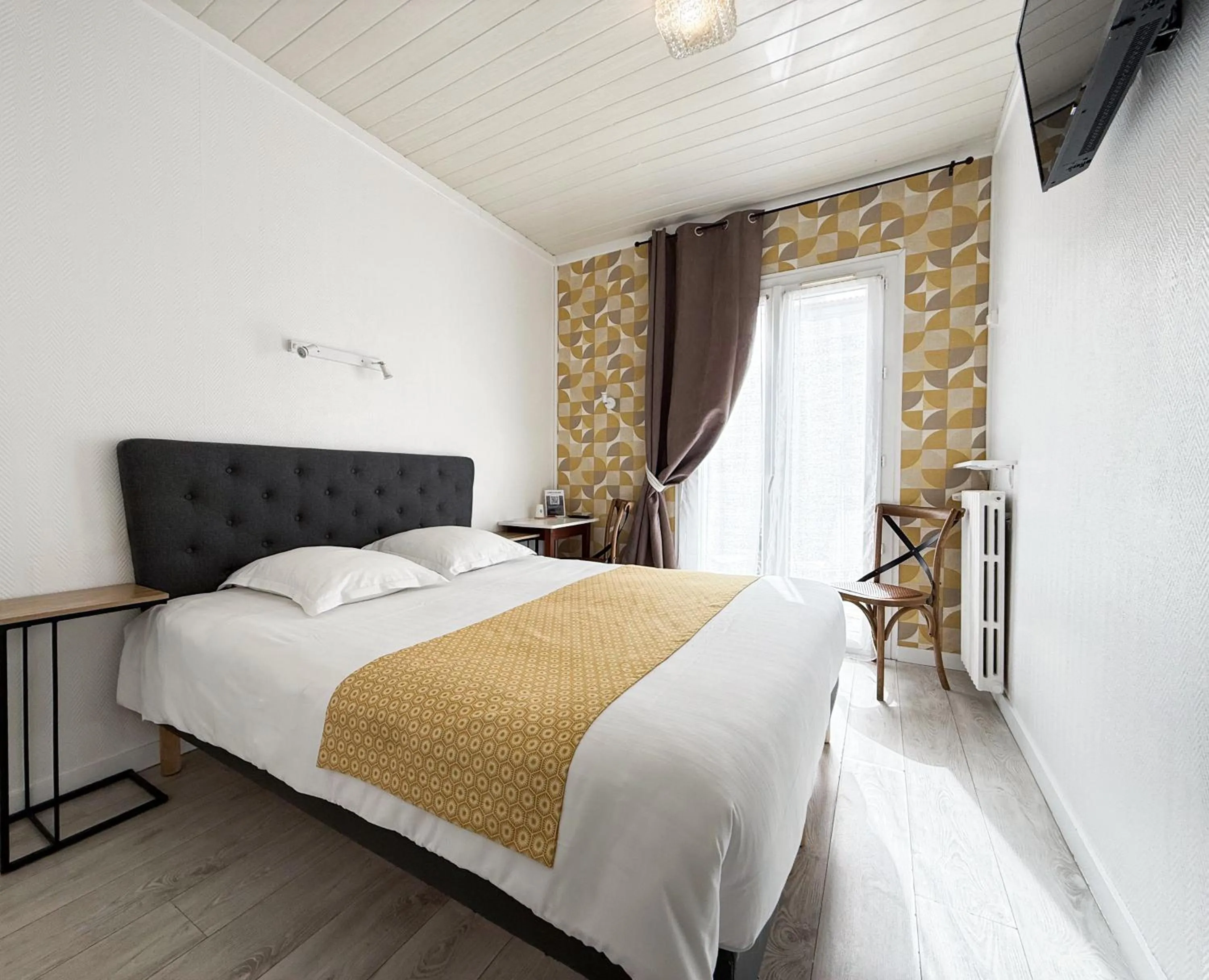 Photo of the whole room, Bed in Hotel de Paris