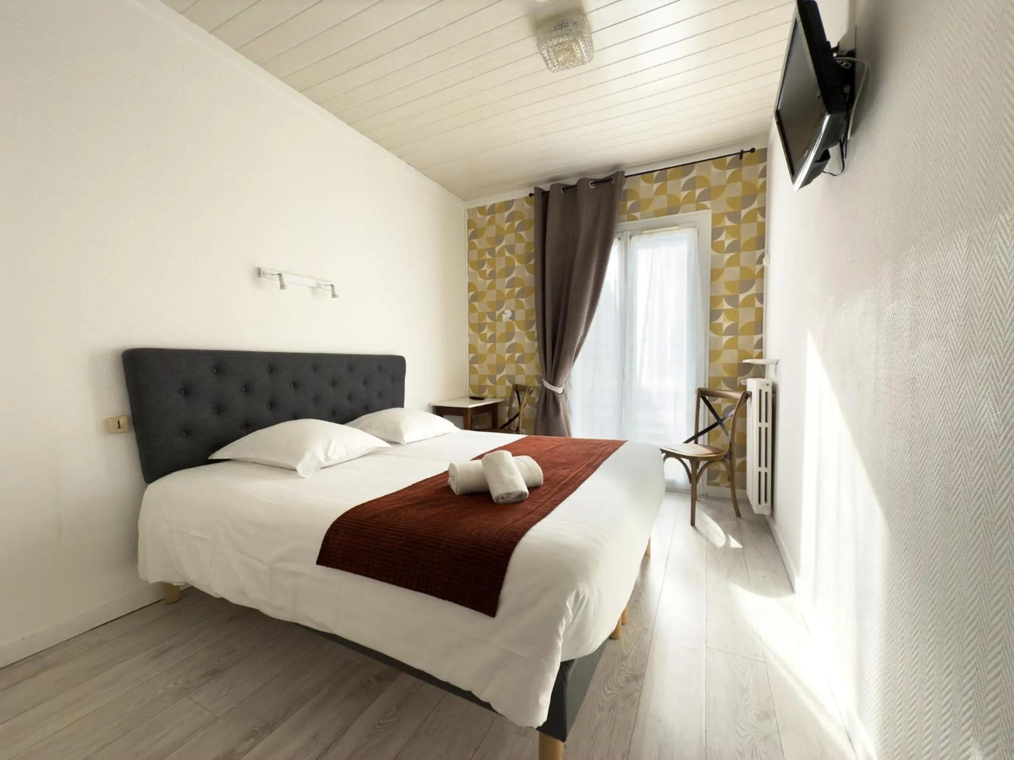 Photo of the whole room, Bed in Hotel de Paris