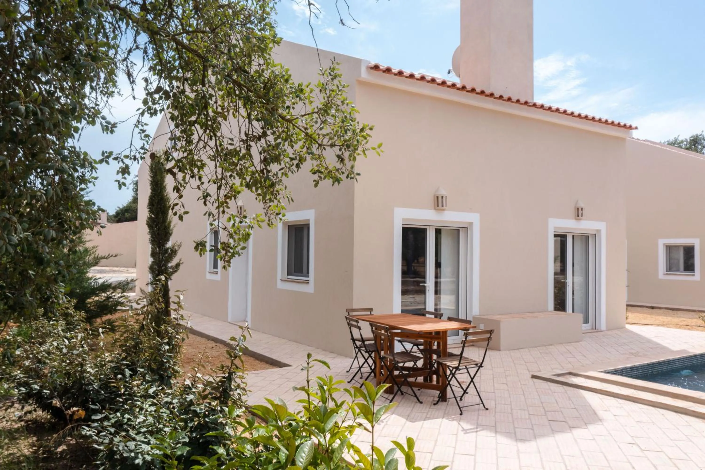 Property building in Casa das Cegonhas