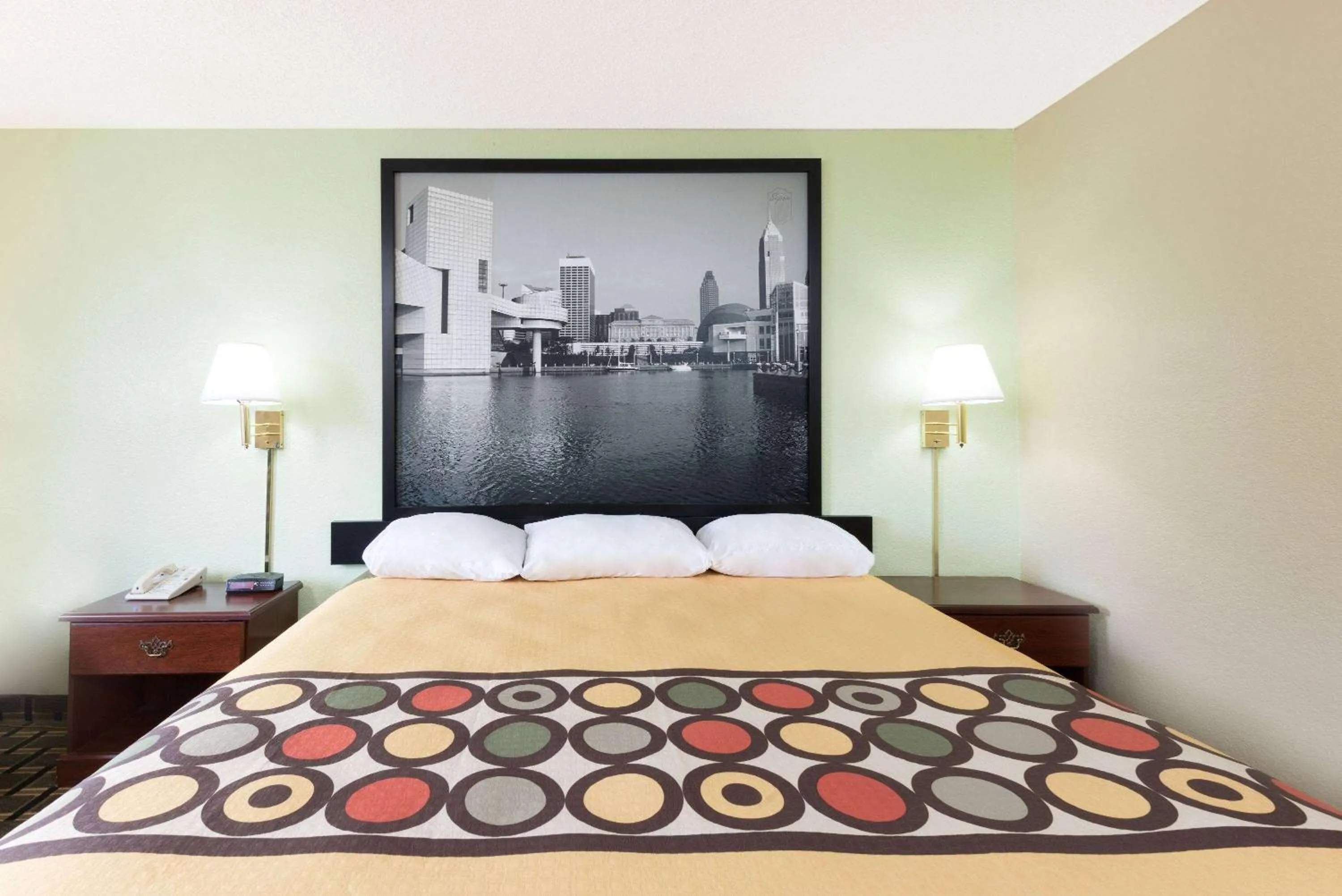 Photo of the whole room, Bed in Super 8 by Wyndham Twinsburg/Cleveland Area