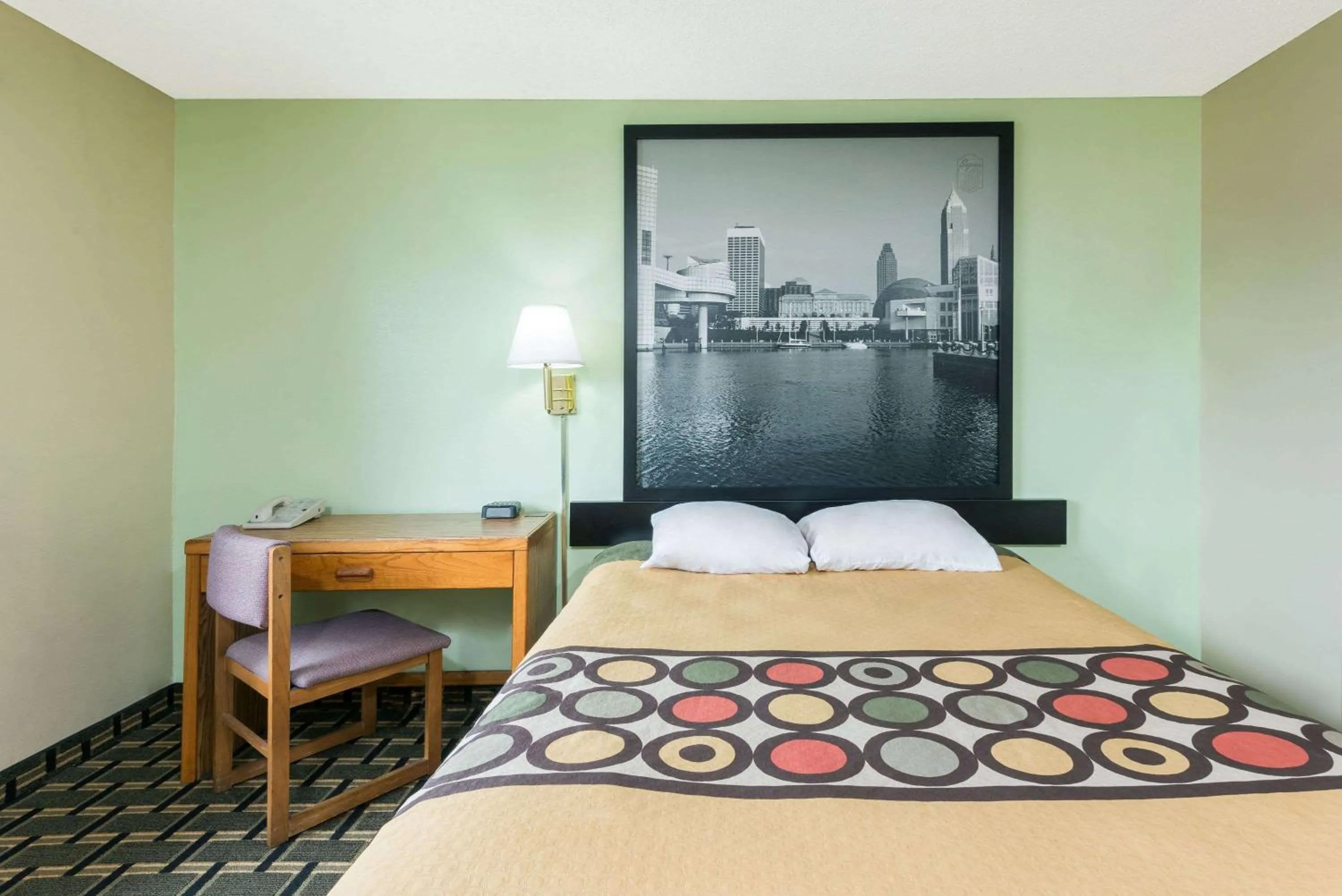 Photo of the whole room, Bed in Super 8 by Wyndham Twinsburg/Cleveland Area