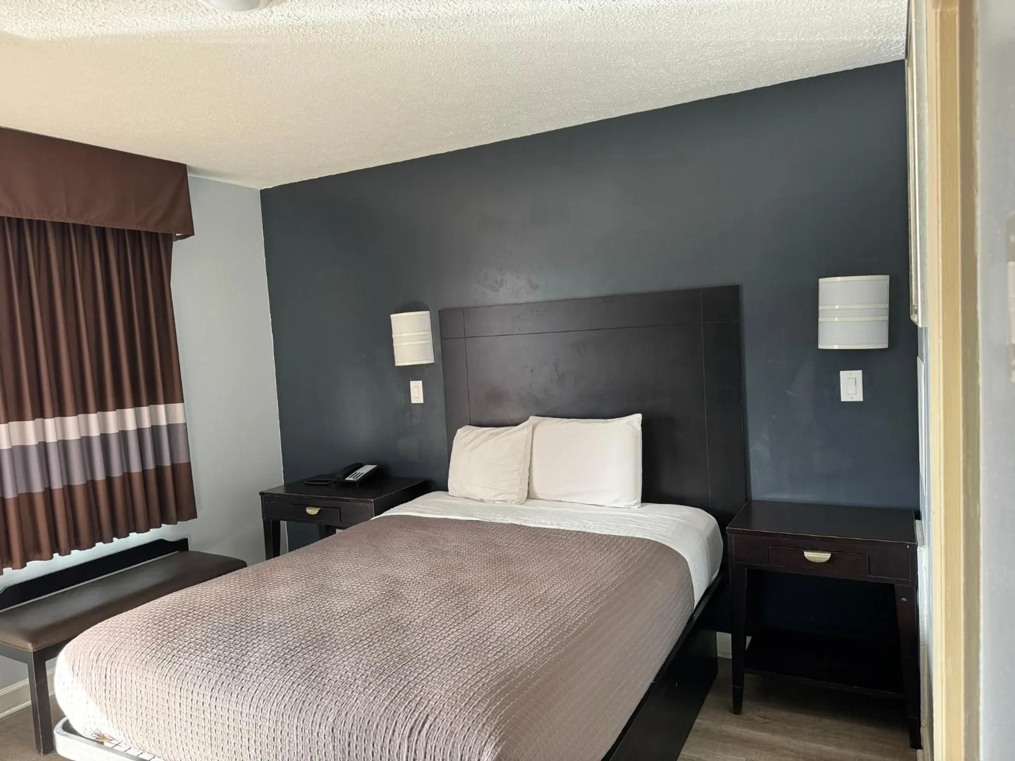 Bed in Budget Inn Danville