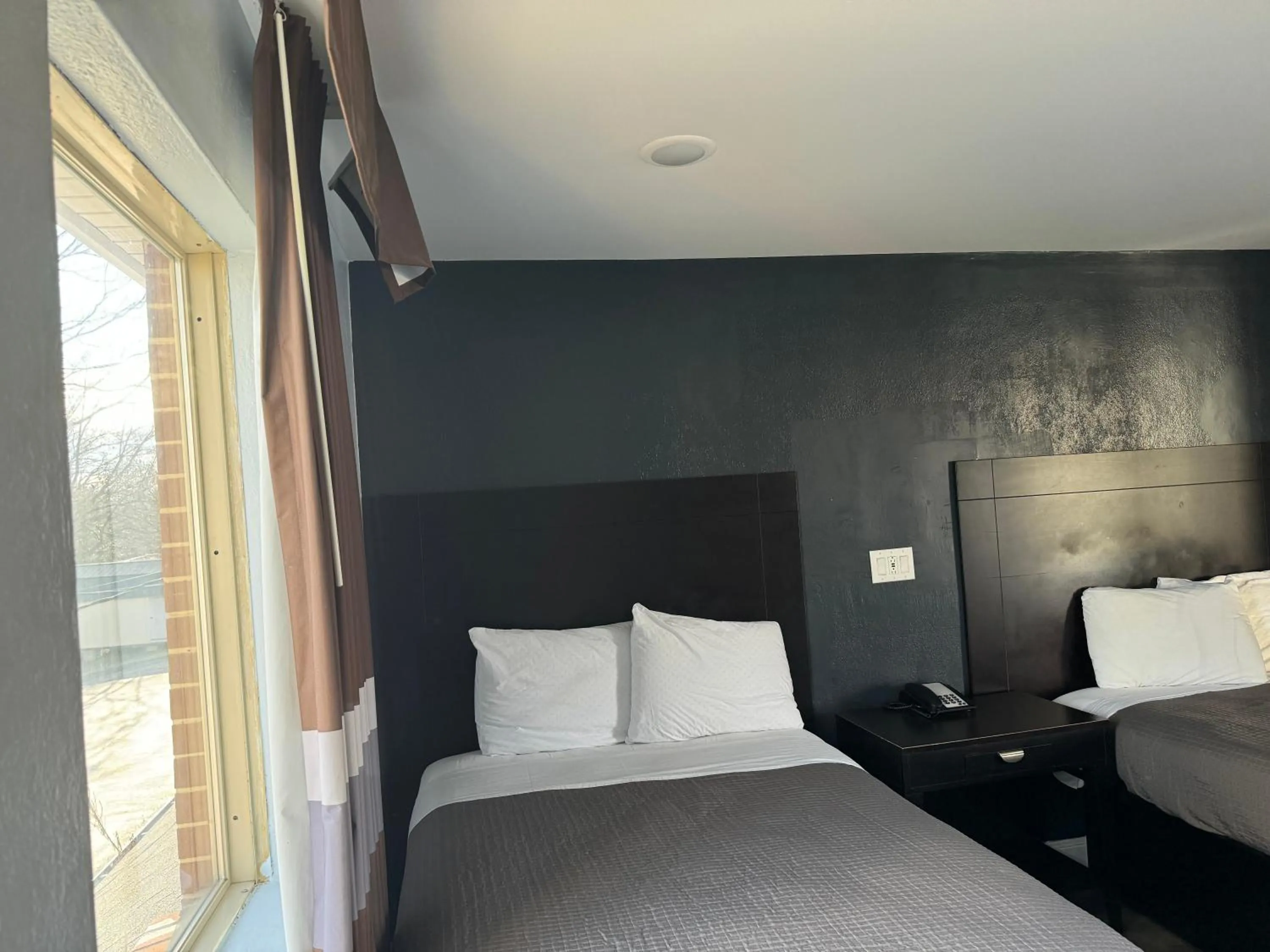 Bed in Budget Inn Danville