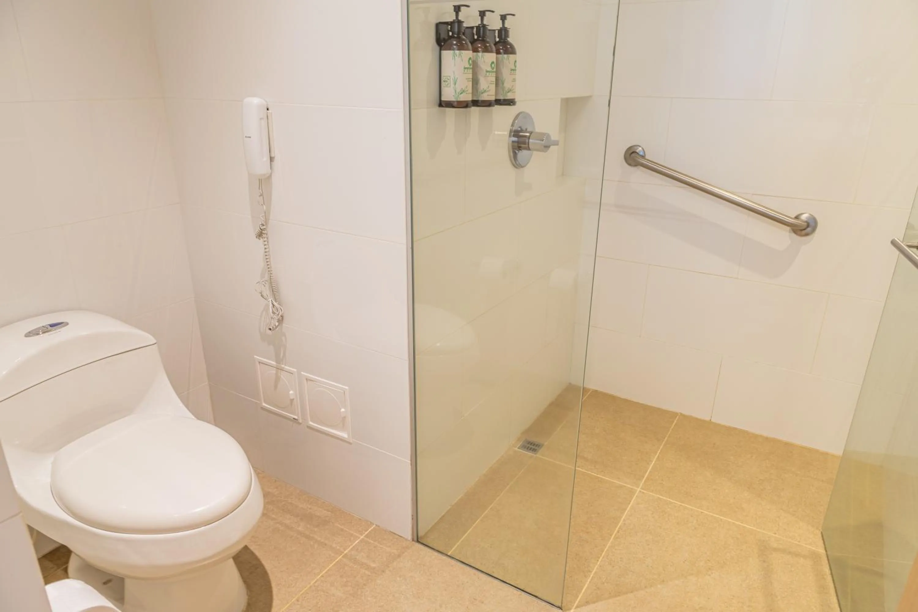 Shower in Hotel Irotama Lago