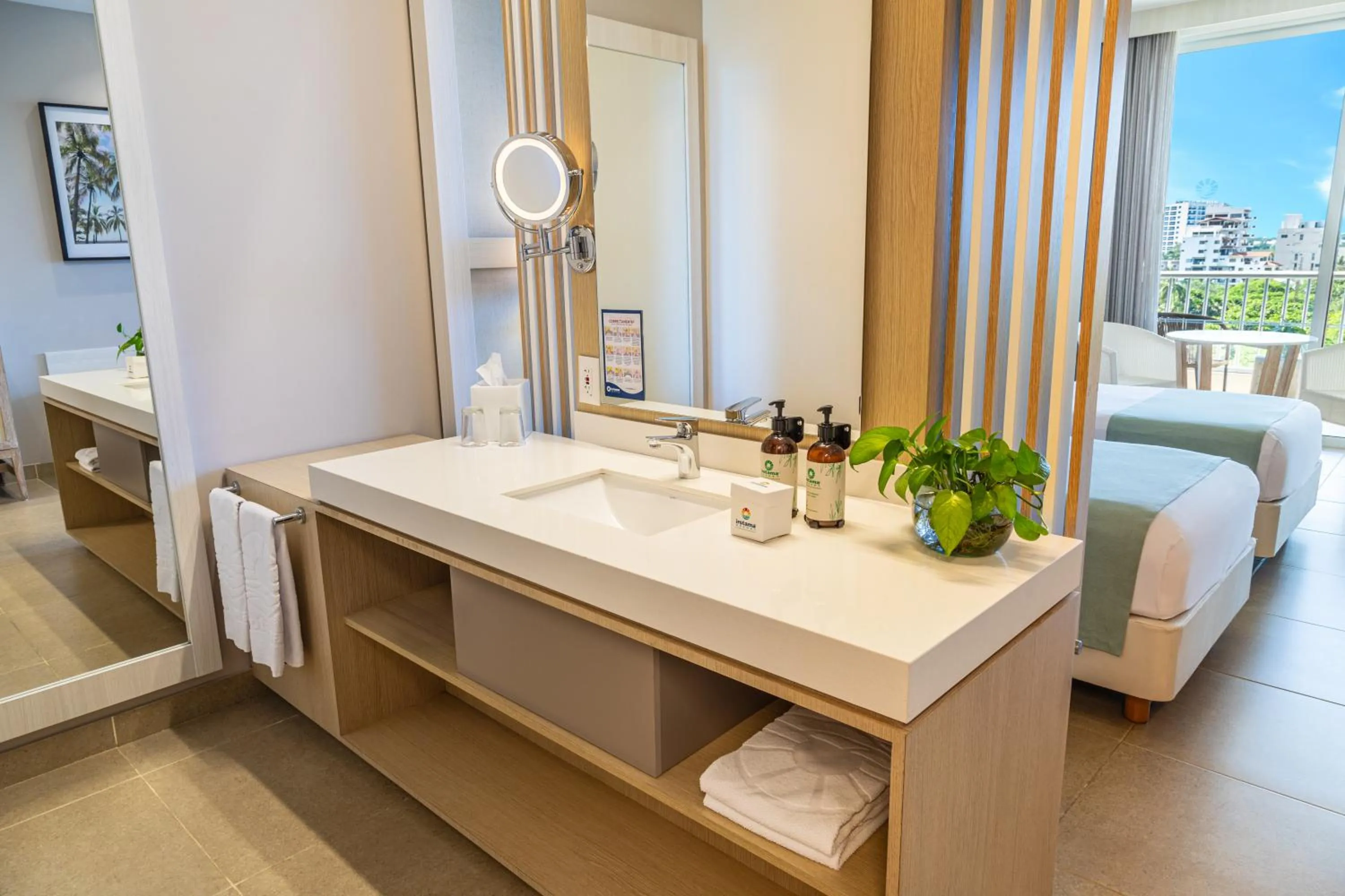 Bathroom, Bed in Hotel Irotama Lago