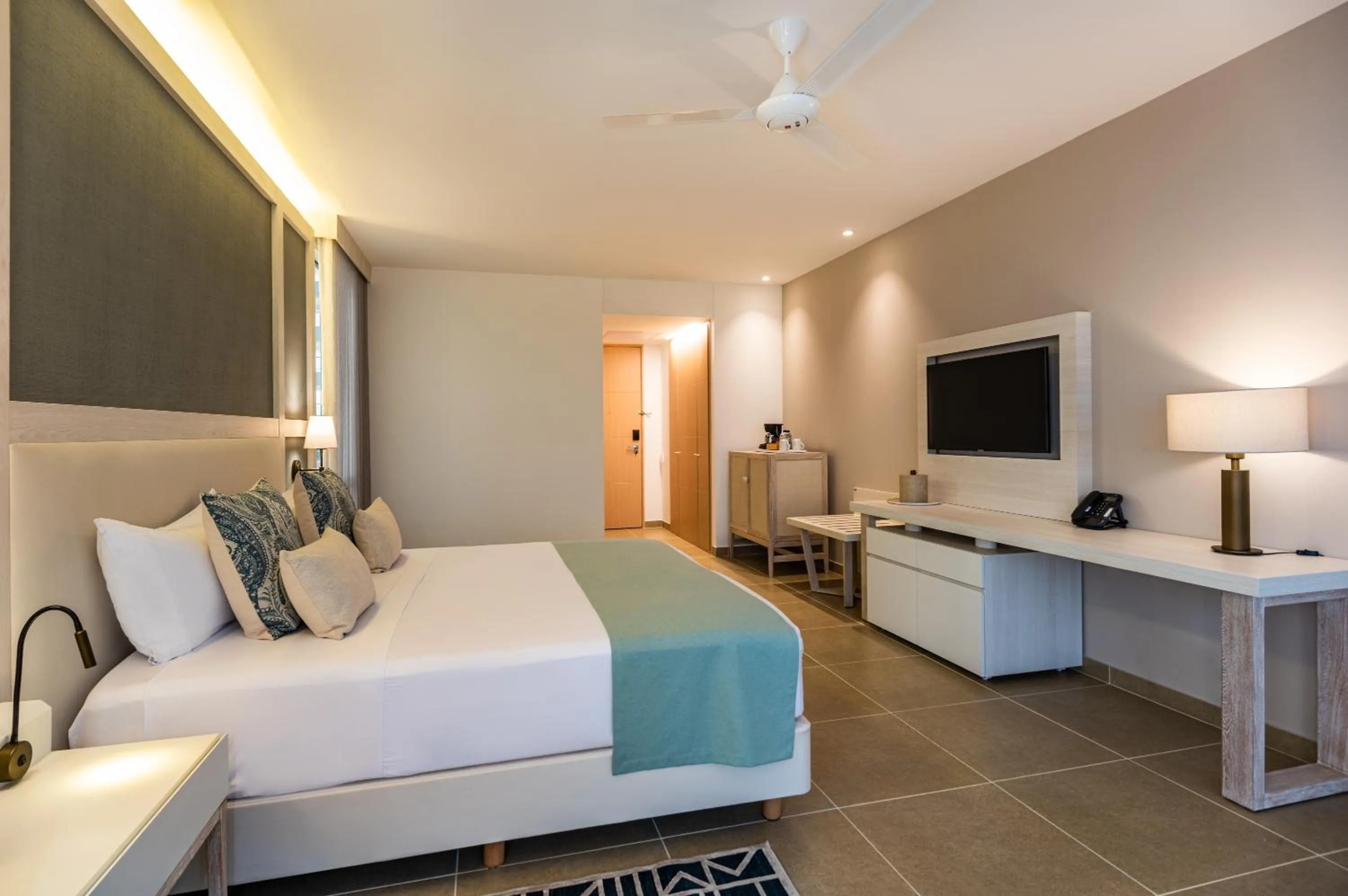 Bed in Hotel Irotama Lago