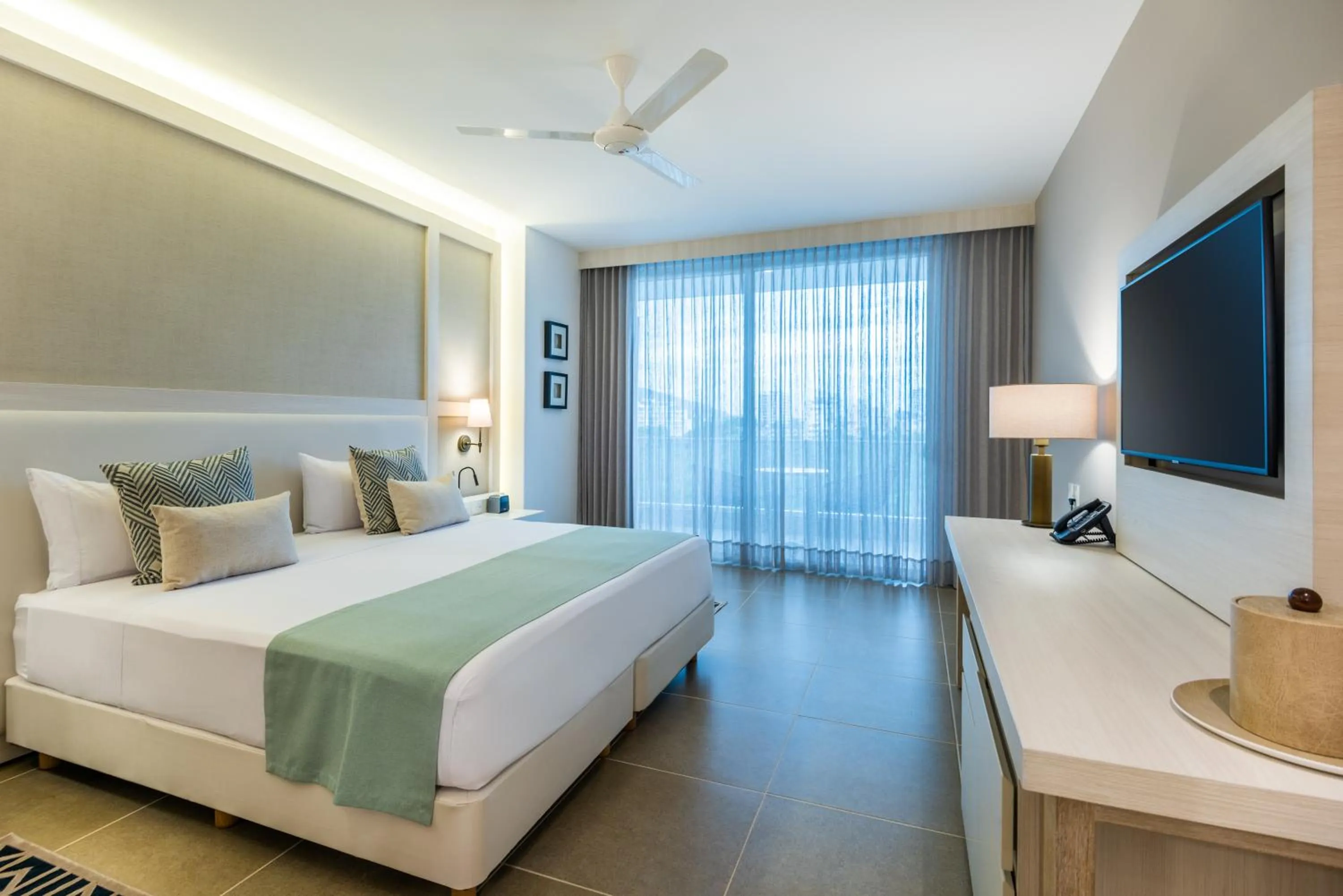 Bed in Hotel Irotama Lago