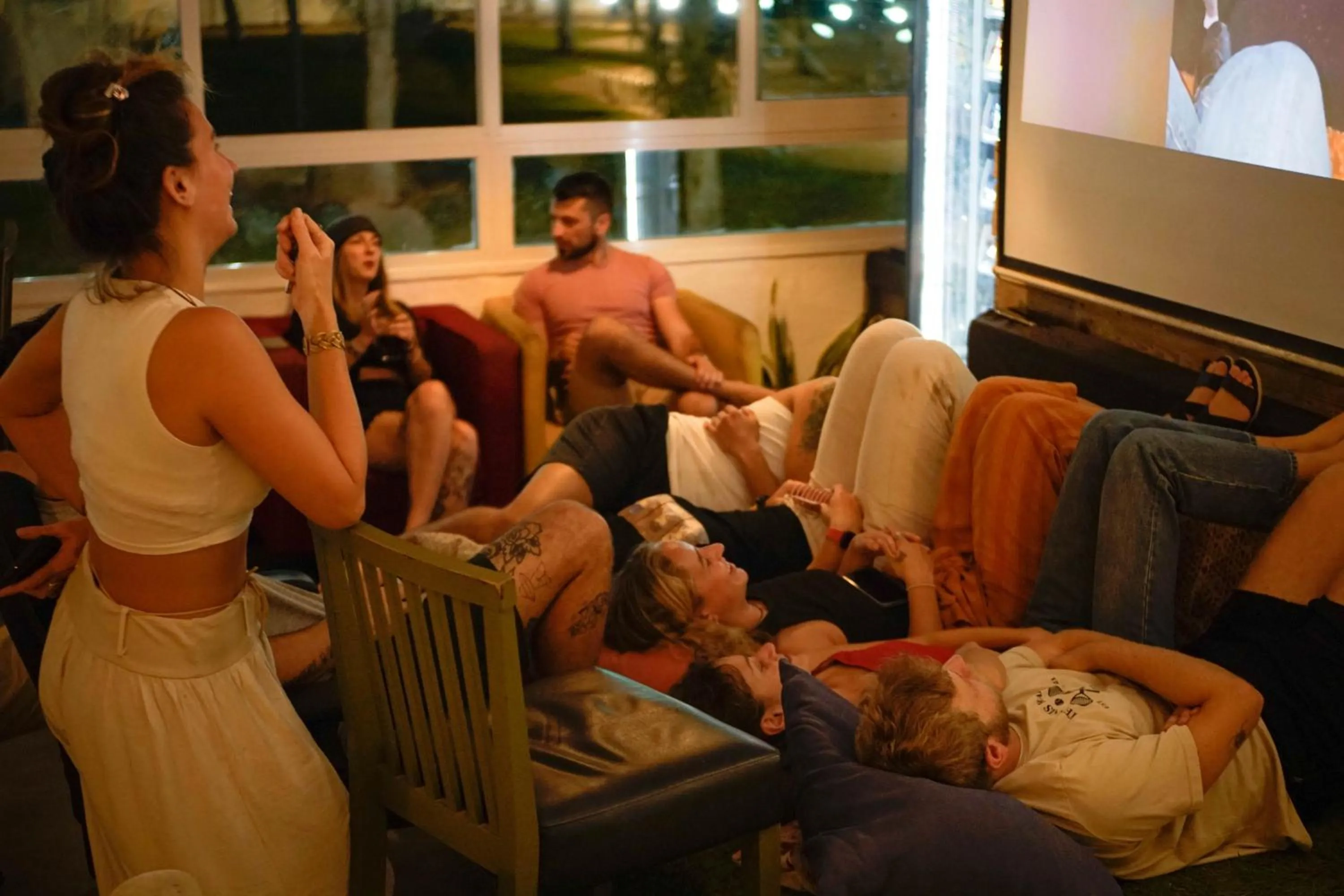 Communal lounge/ TV room in Jungle Jaffa Hostel Age 18 to 45