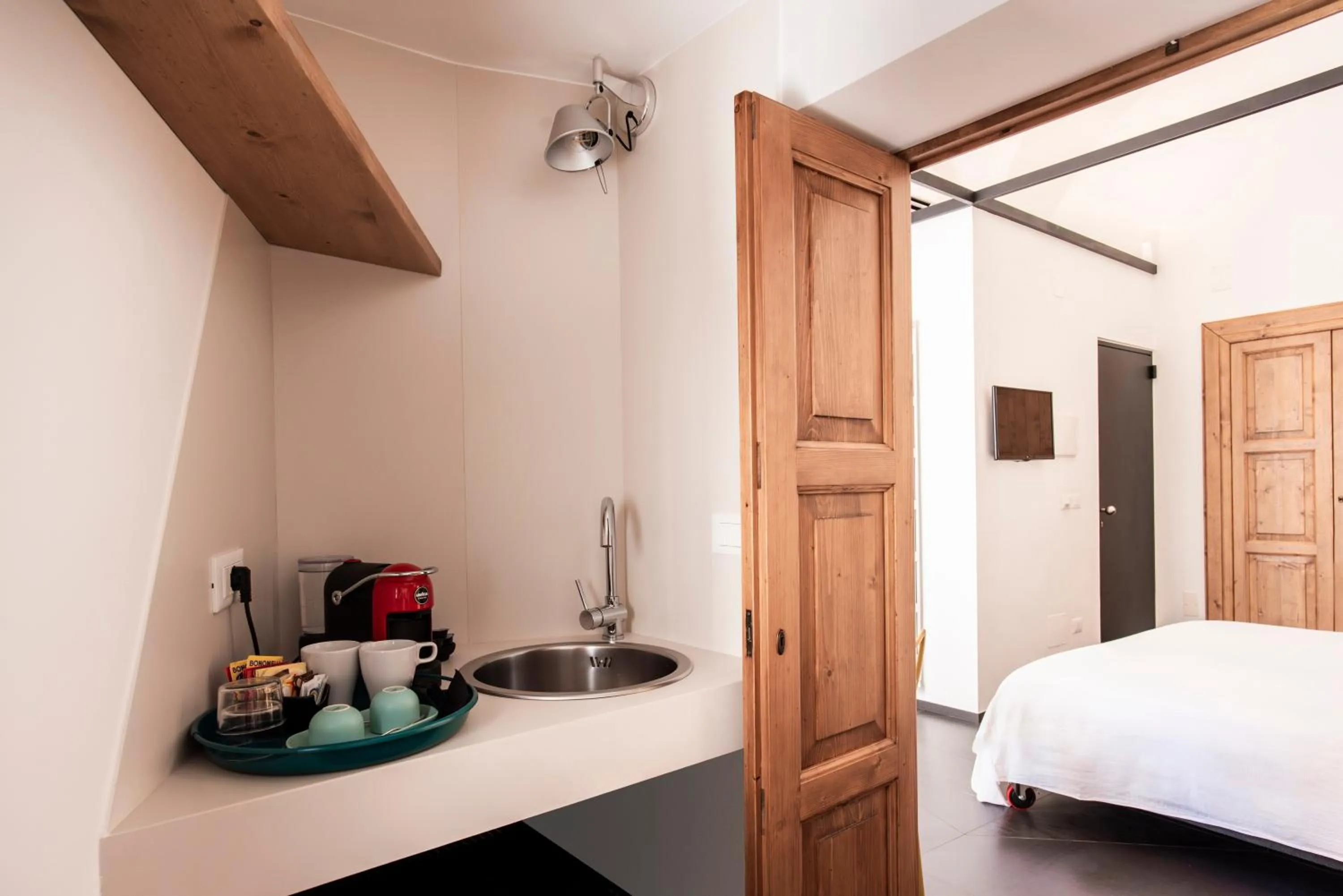 minibar, Bed in Palazzo Biancofiore, suites & rooftop Ostuni
