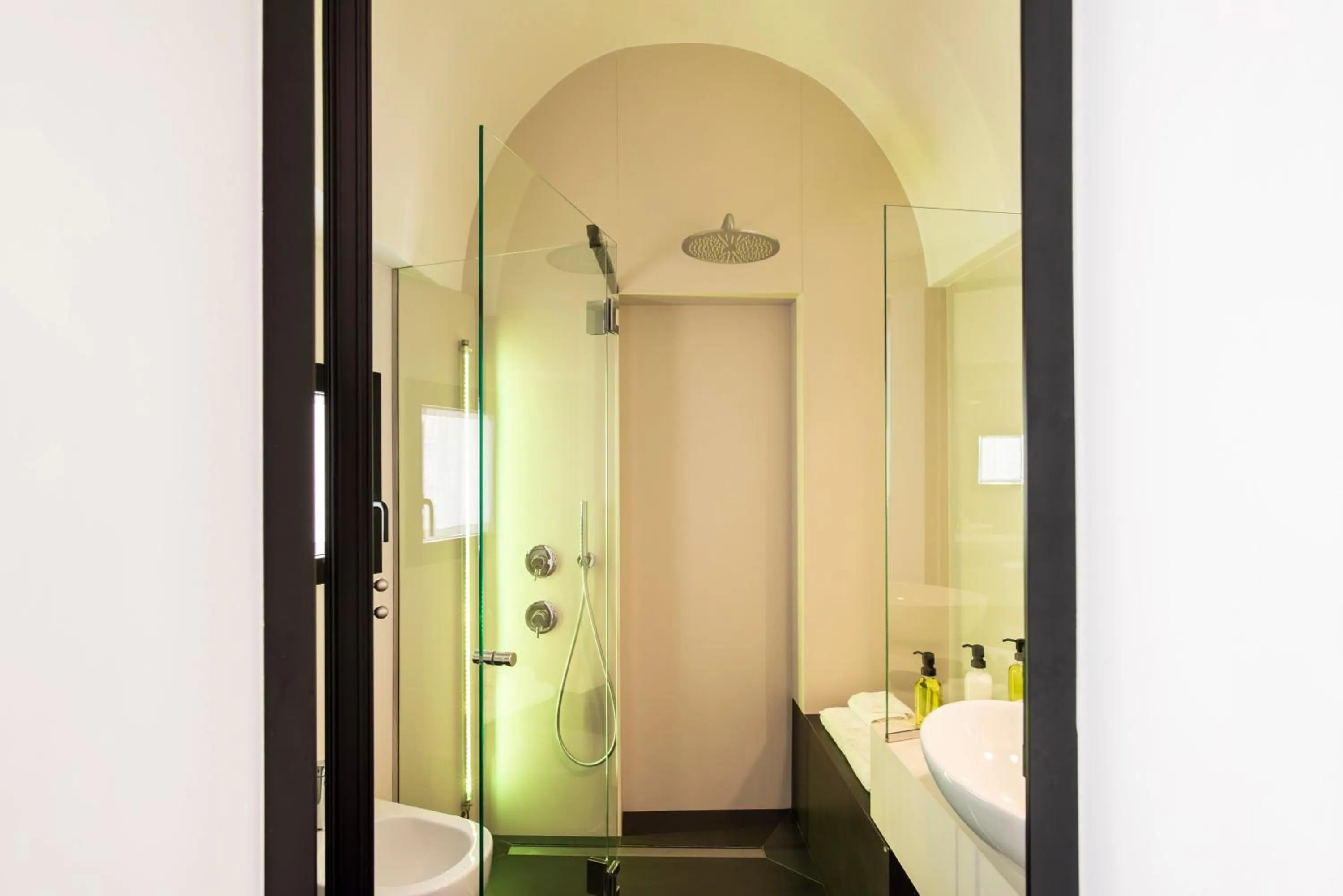 Shower in Palazzo Biancofiore, suites & rooftop Ostuni