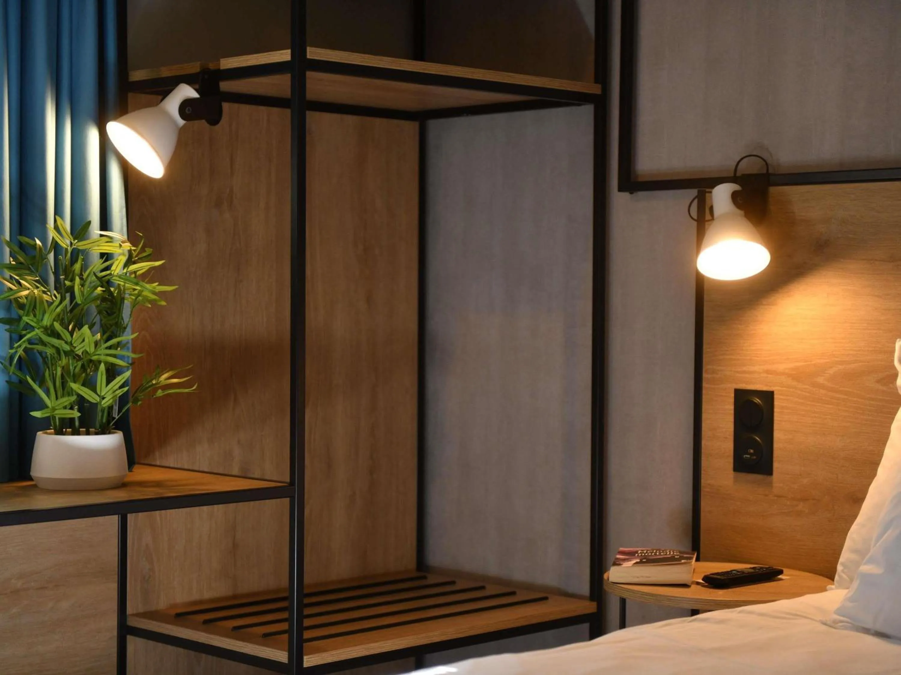 Bedroom, Bed in ibis Chateauroux