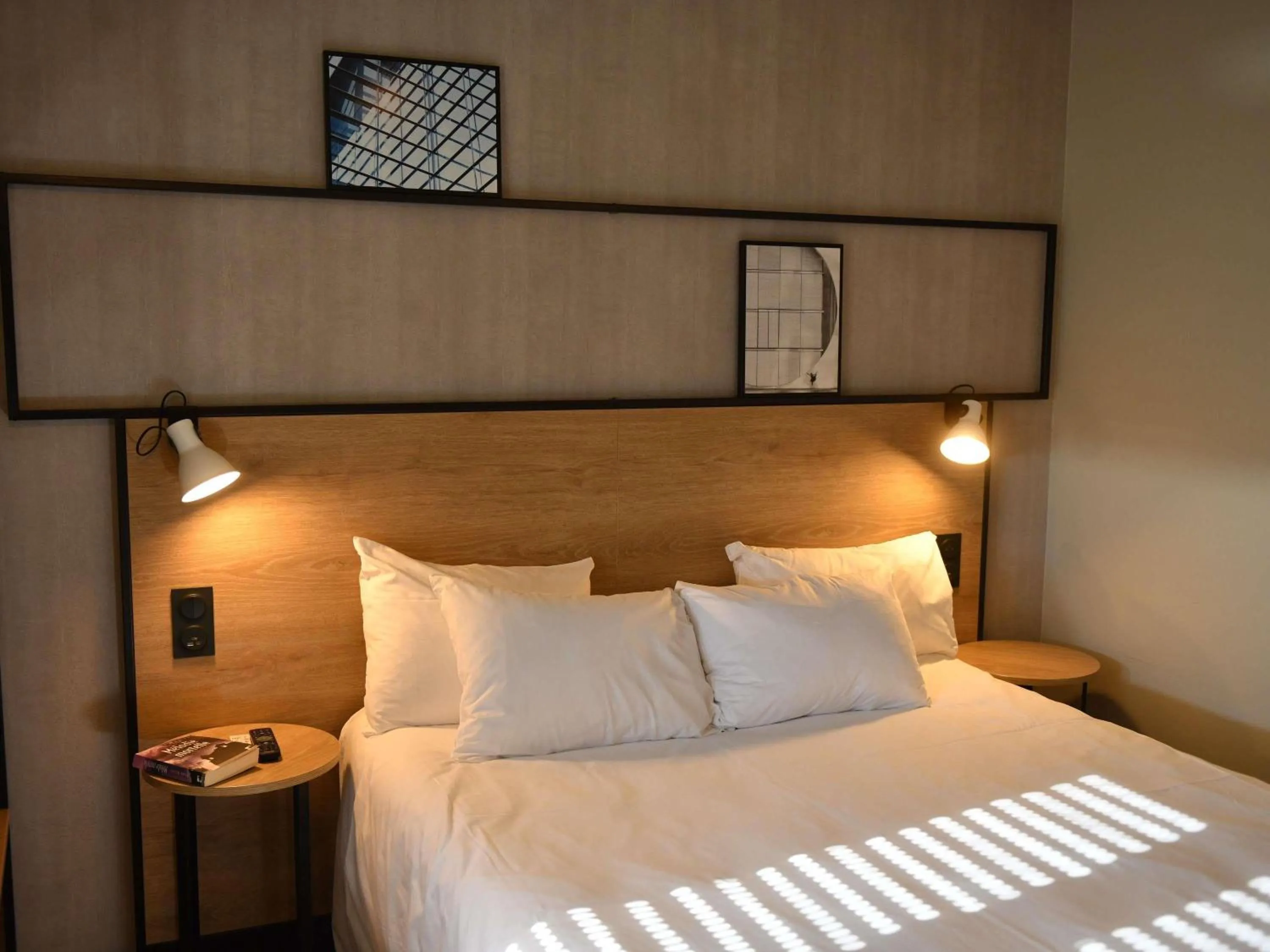 Bedroom, Bed in ibis Chateauroux