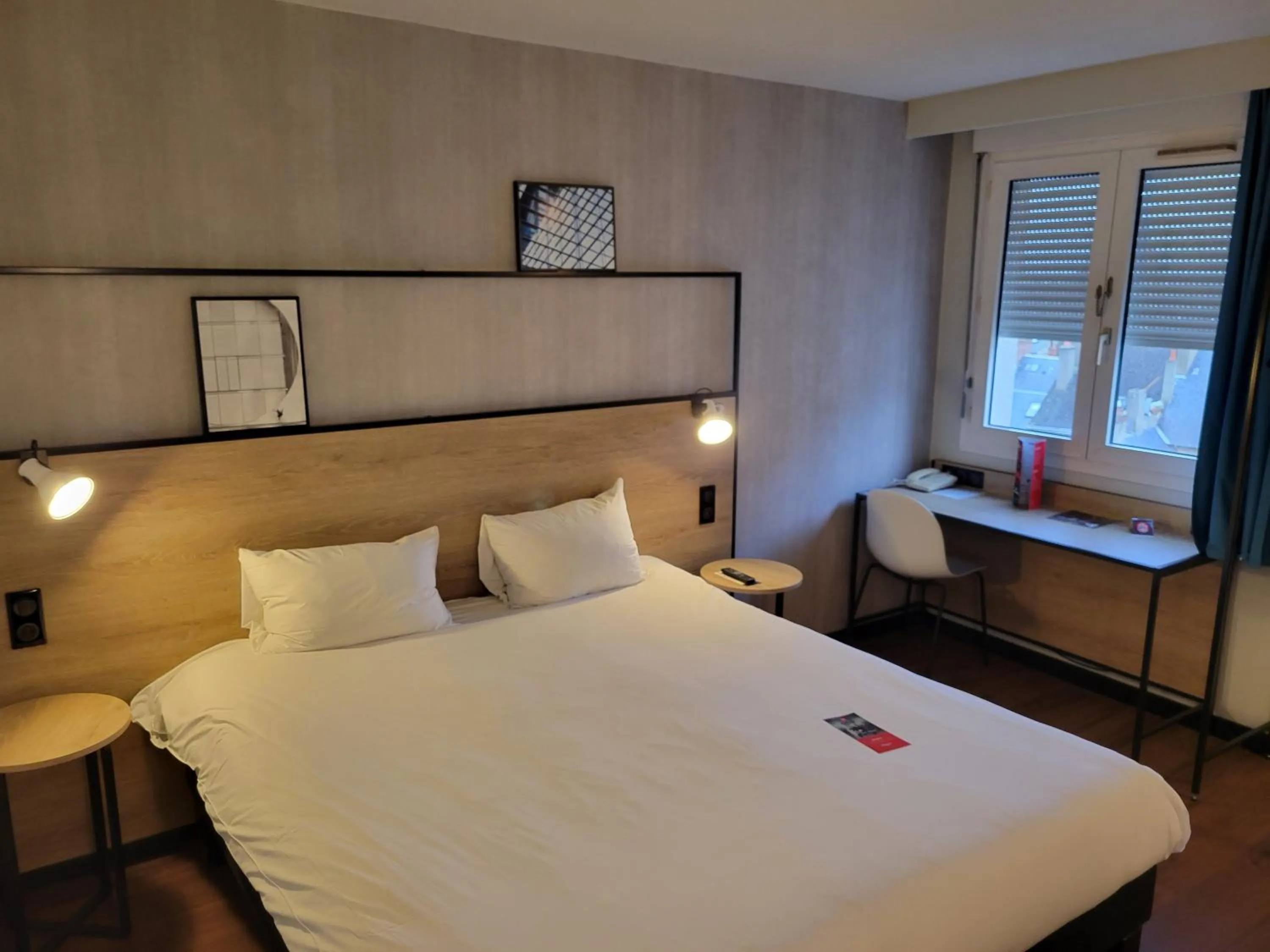 Bedroom, Bed in ibis Chateauroux