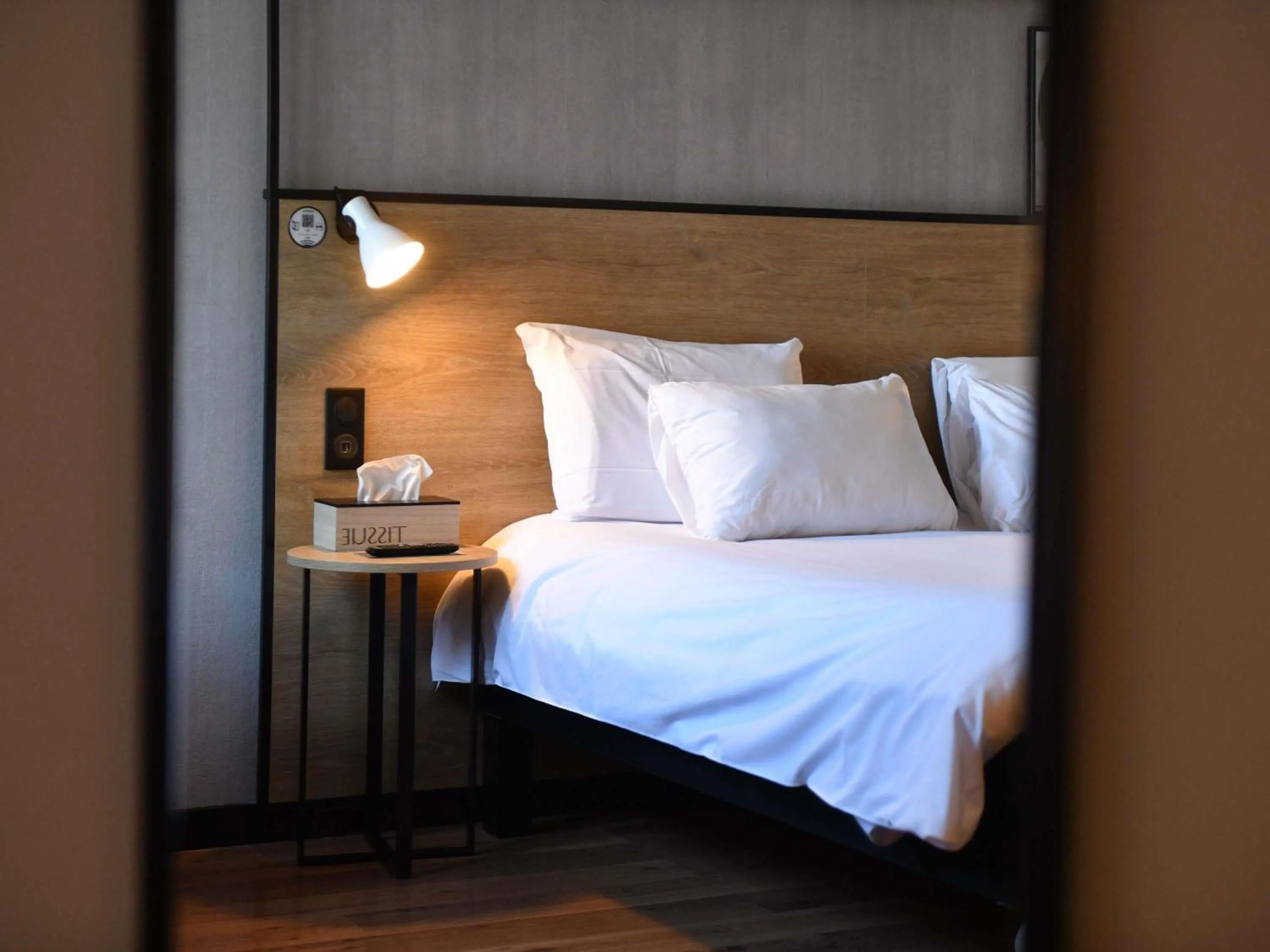 Bedroom, Bed in ibis Chateauroux