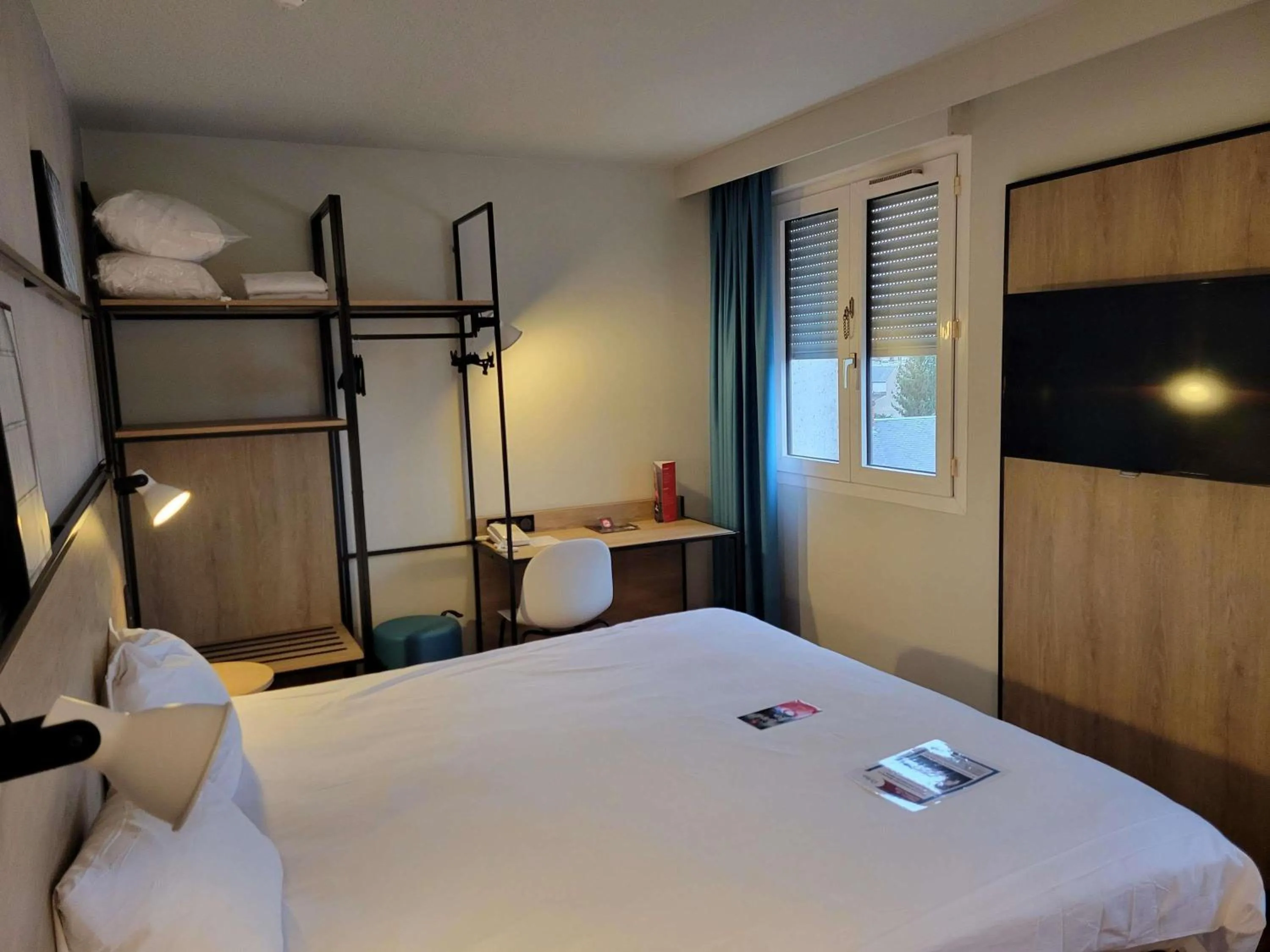 Bedroom, Bed in ibis Chateauroux