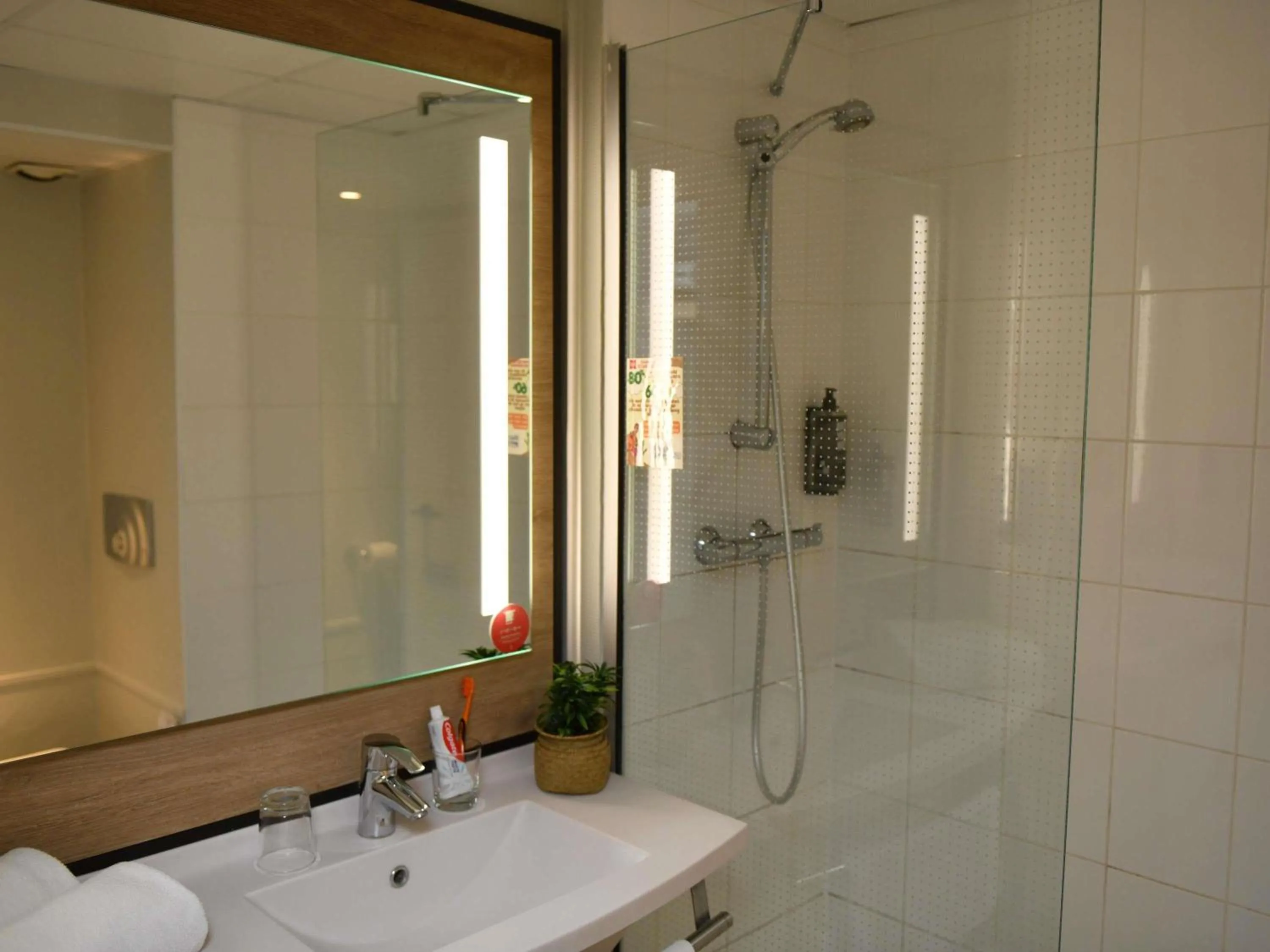 Bedroom in ibis Chateauroux