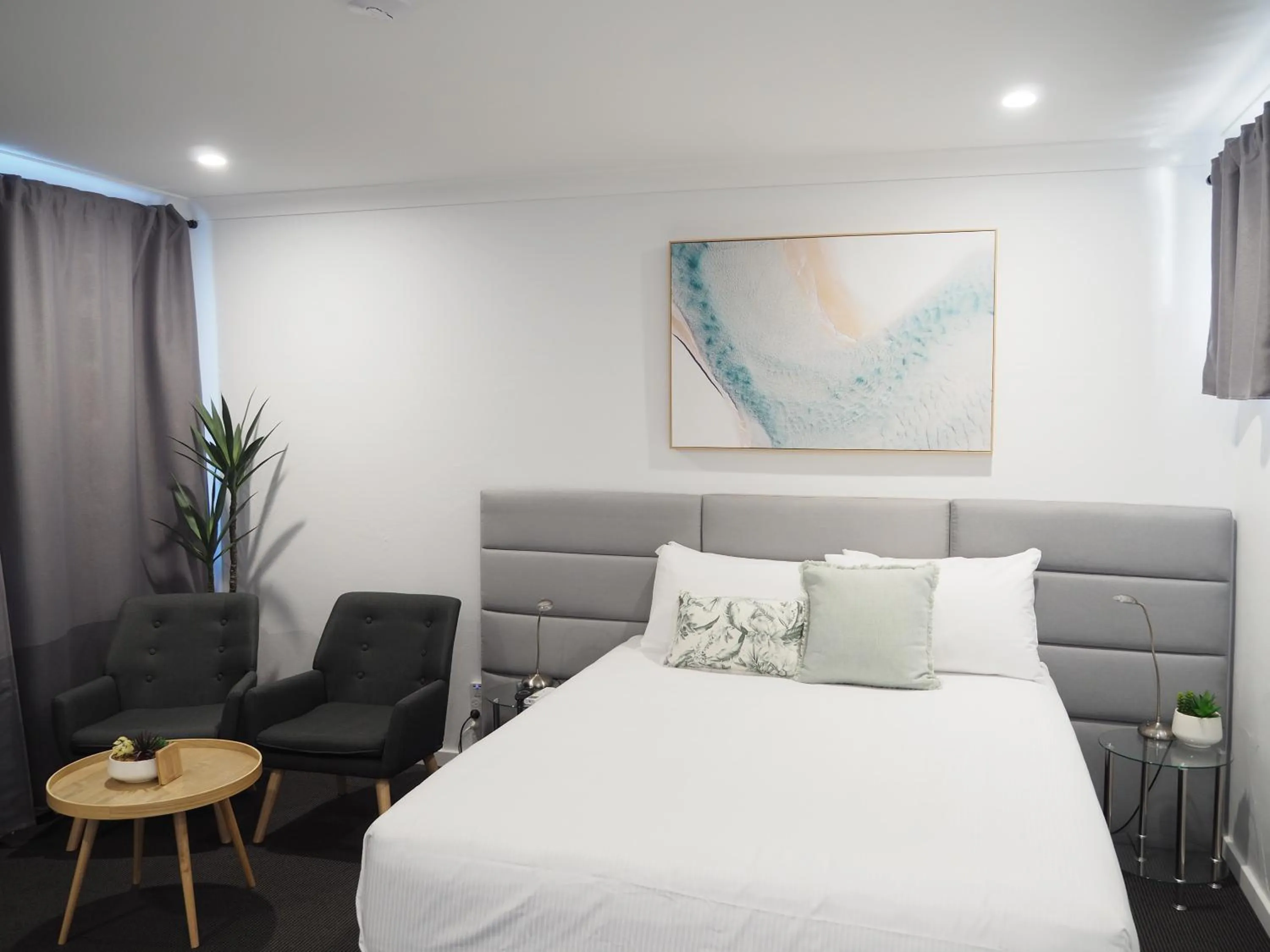 Bed in The Esplanade Motel