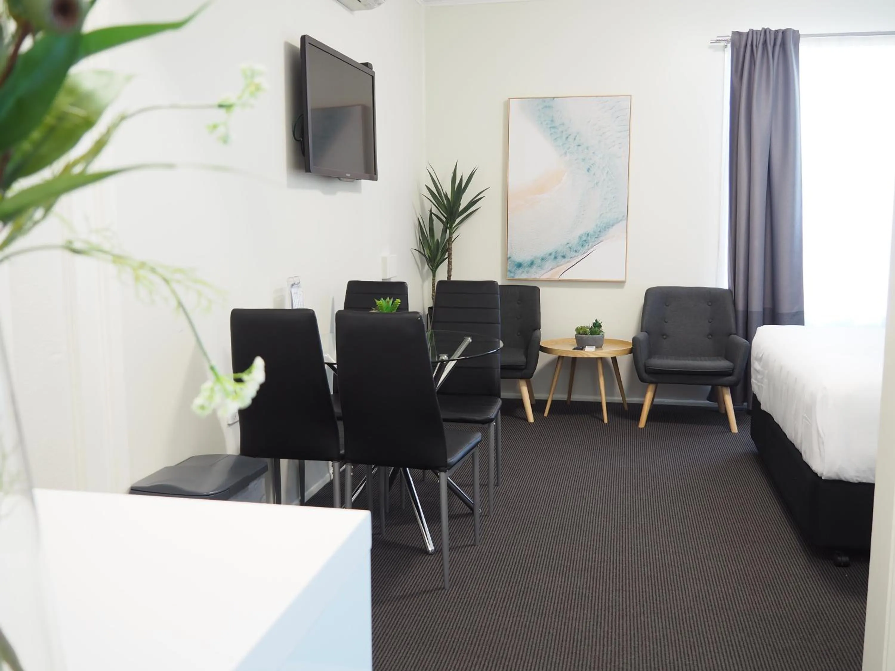 Communal lounge/ TV room in The Esplanade Motel