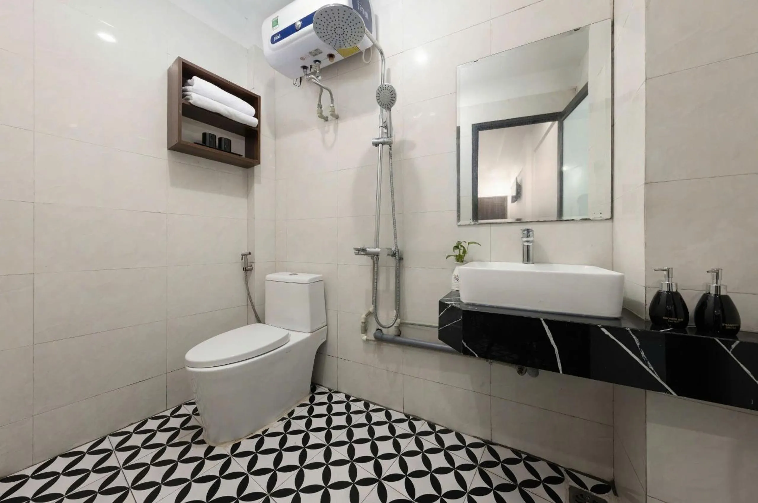 Shower in The Ambery Hanoi Boutique Hotel & Travel