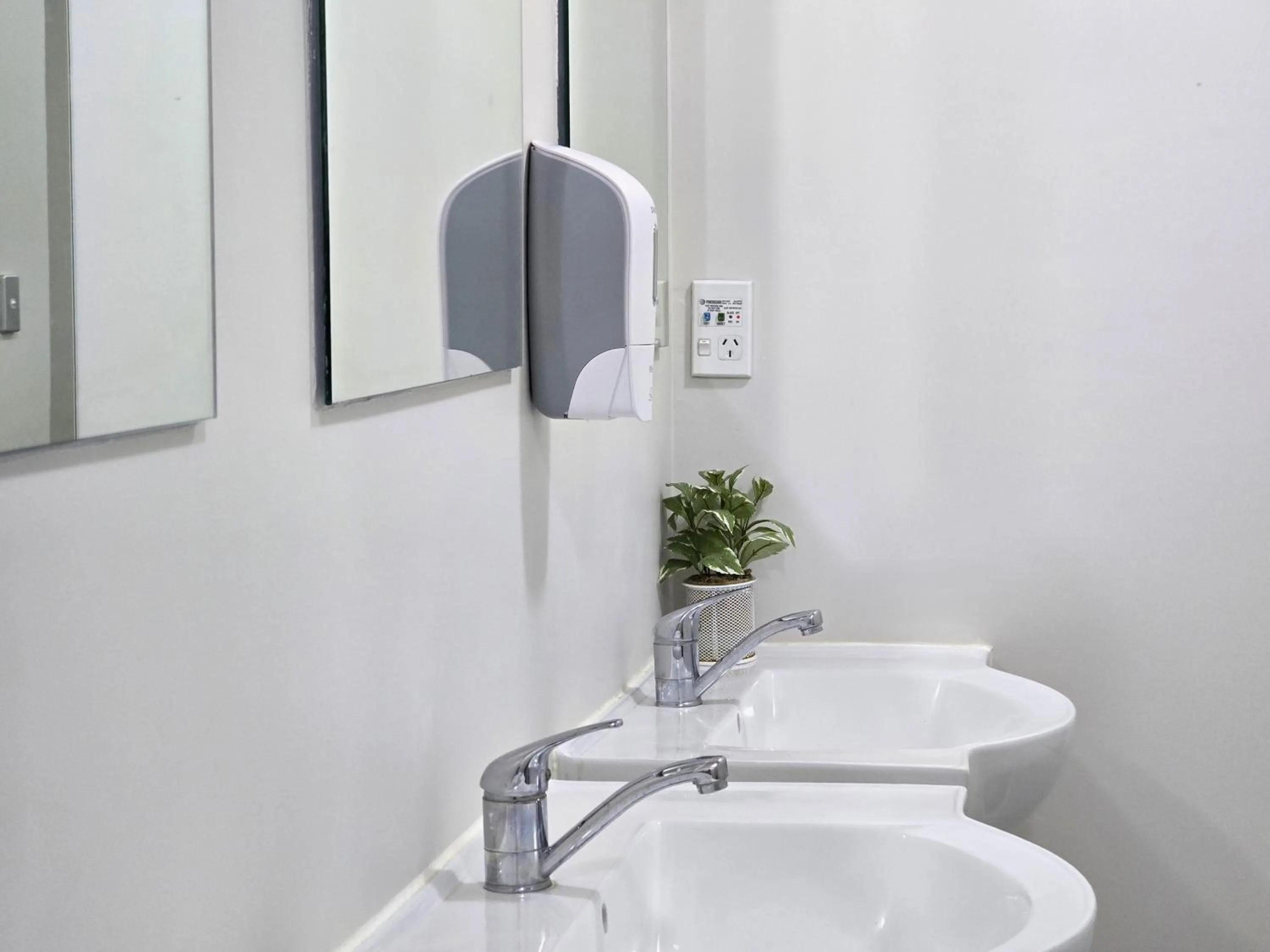 Toilet in Newton Lodge Auckland