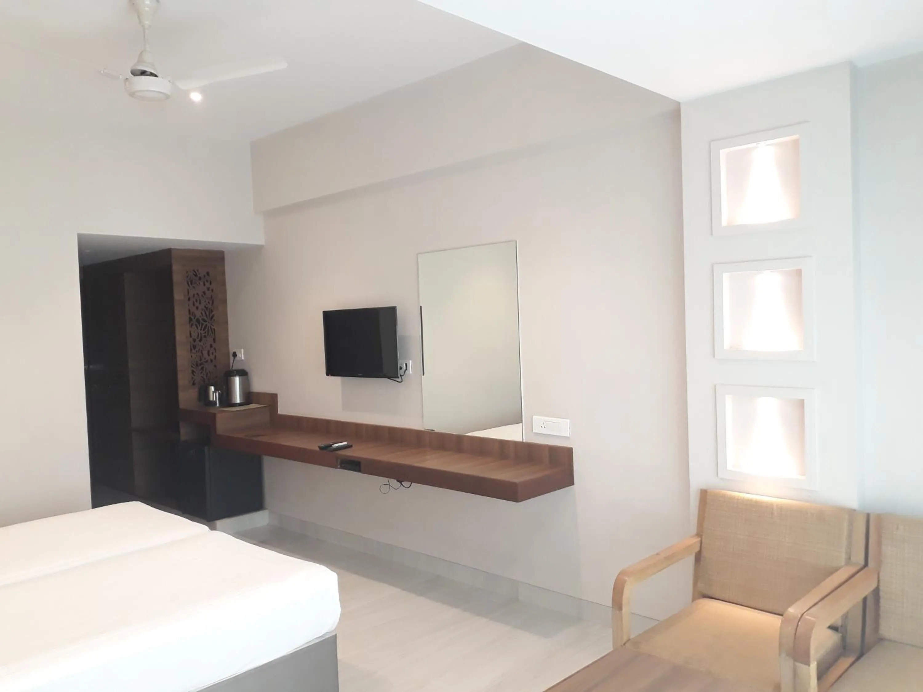 Bed in Lake View Resort Lonavala