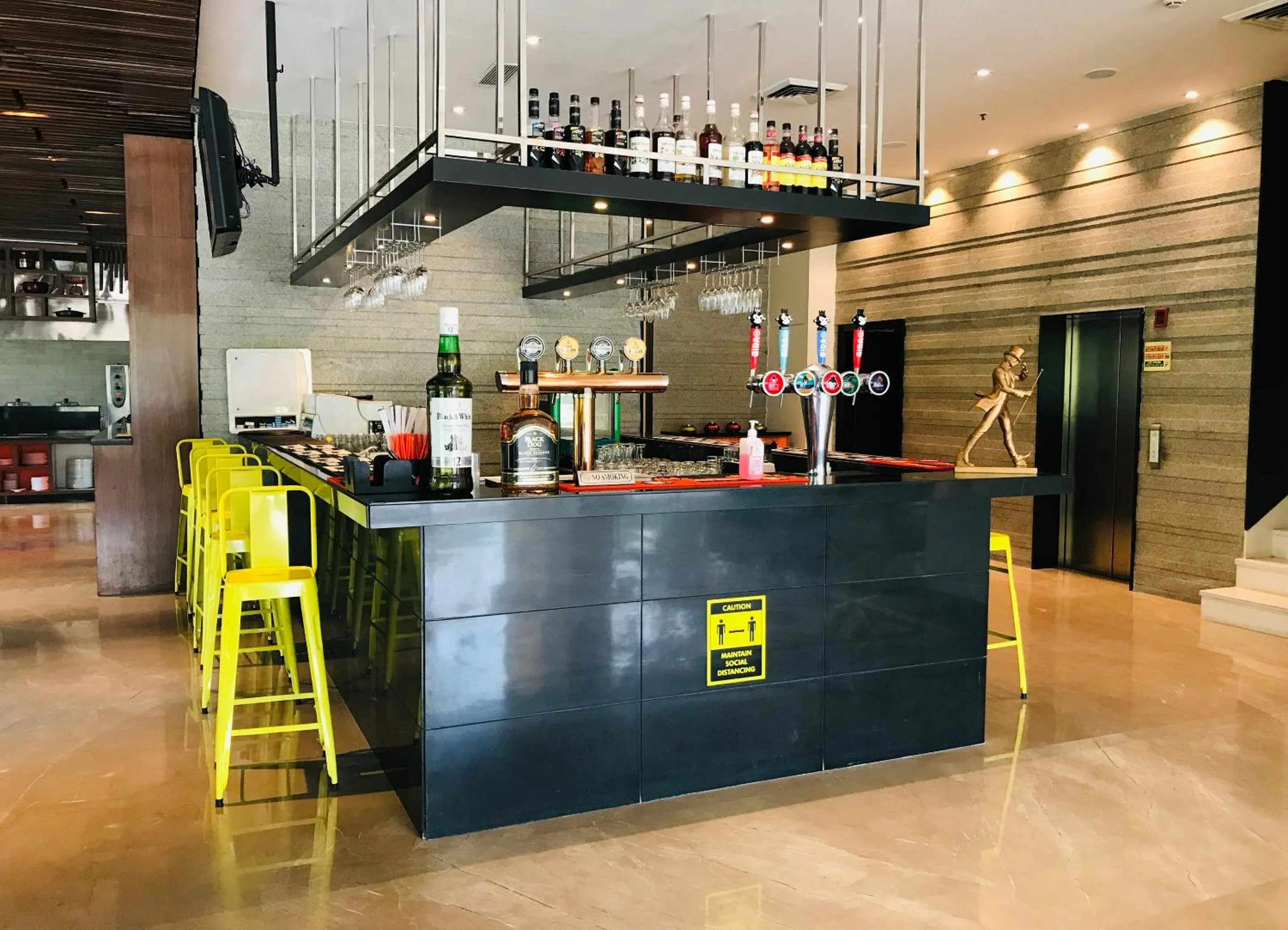 Lounge or bar in Golden Tulip City Centre Gurgaon