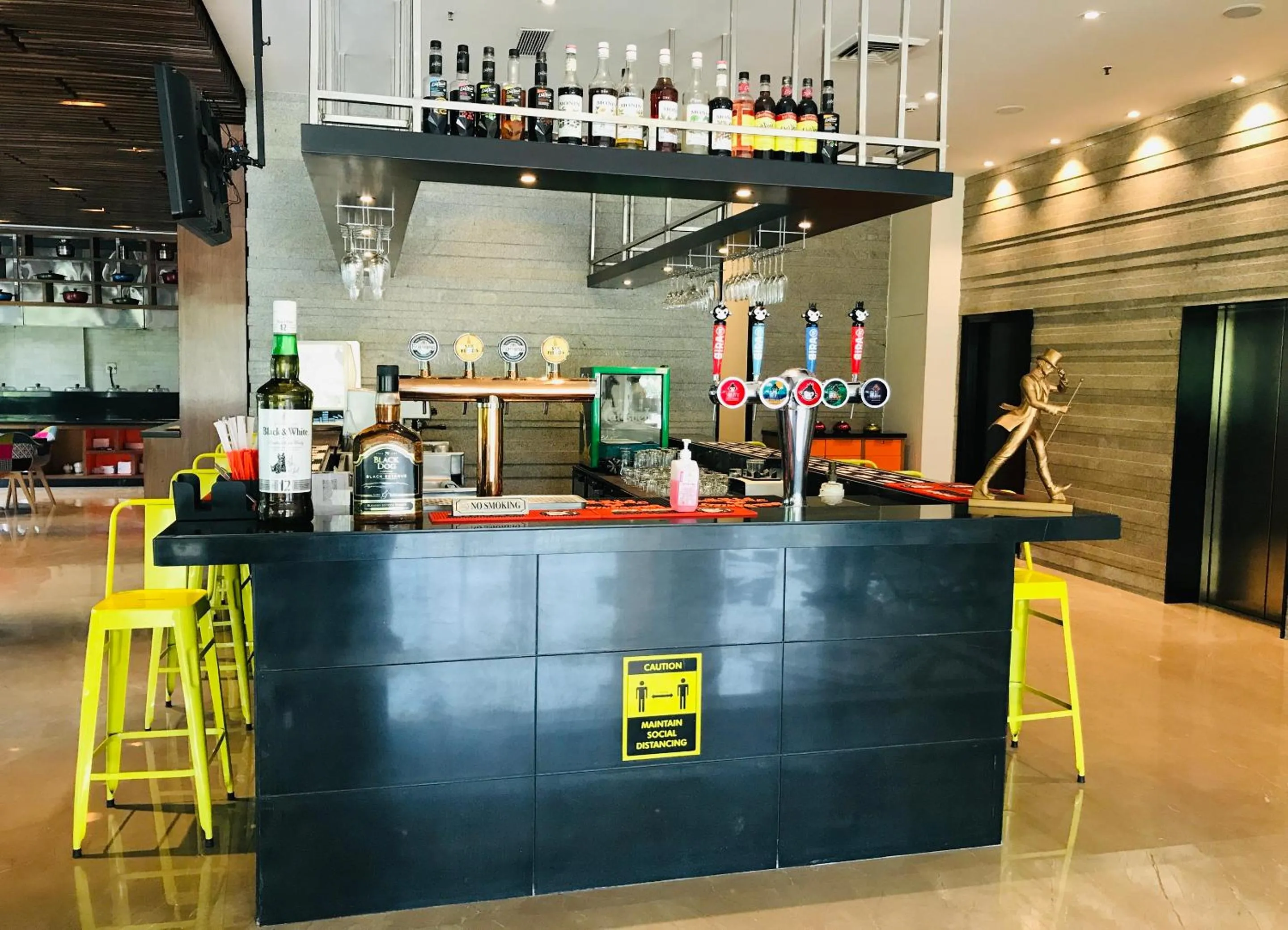 Lounge or bar in Golden Tulip City Centre Gurgaon