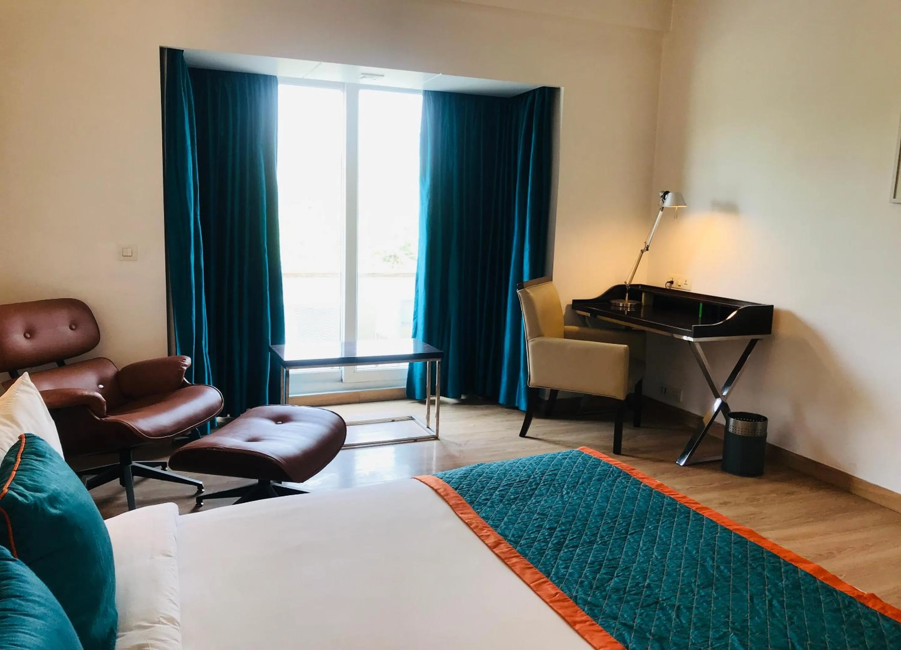 Bedroom, Bed in Golden Tulip City Centre Gurgaon